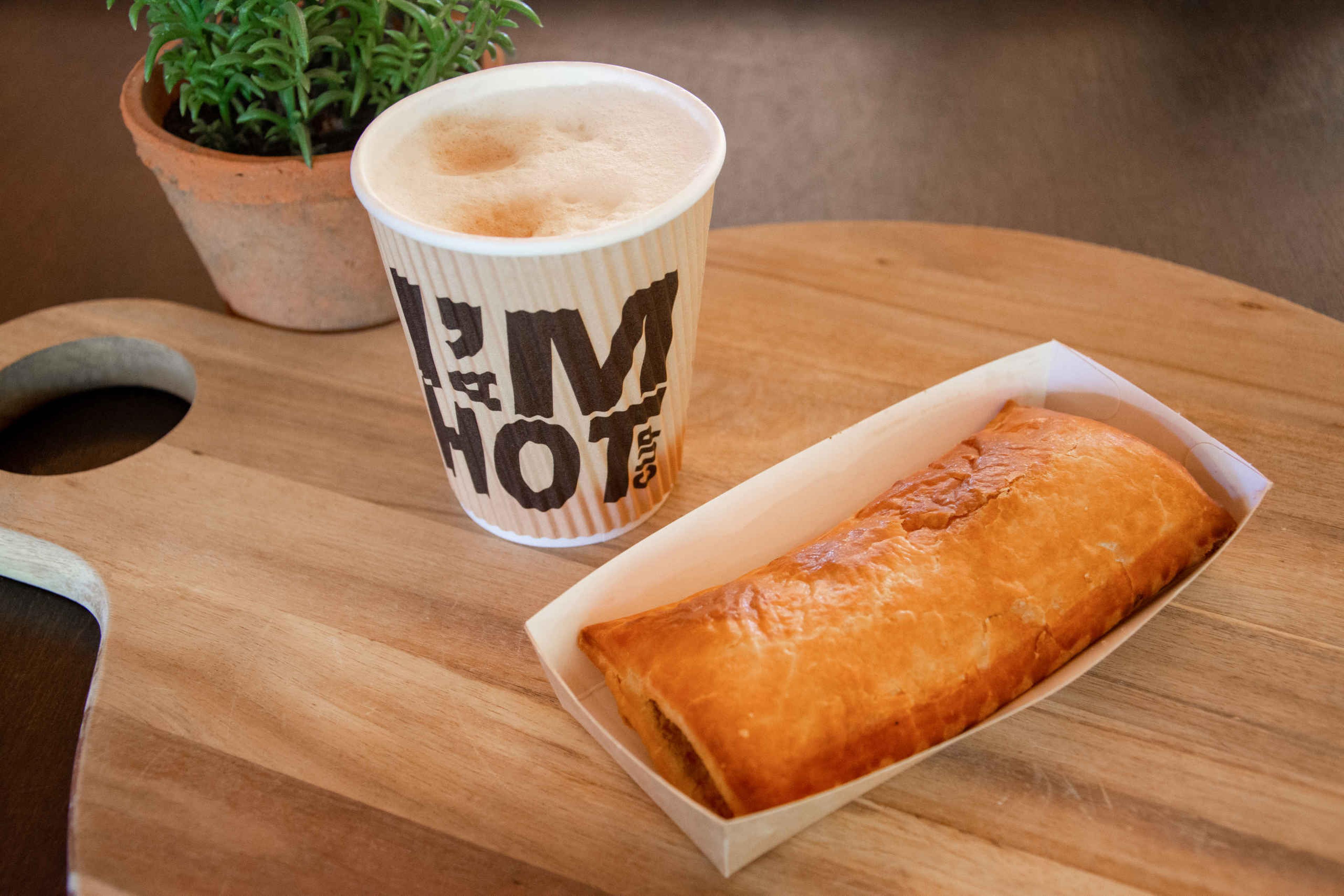 Saucijzenbroodje met cappuccino combideal bij ZooParc Overloon