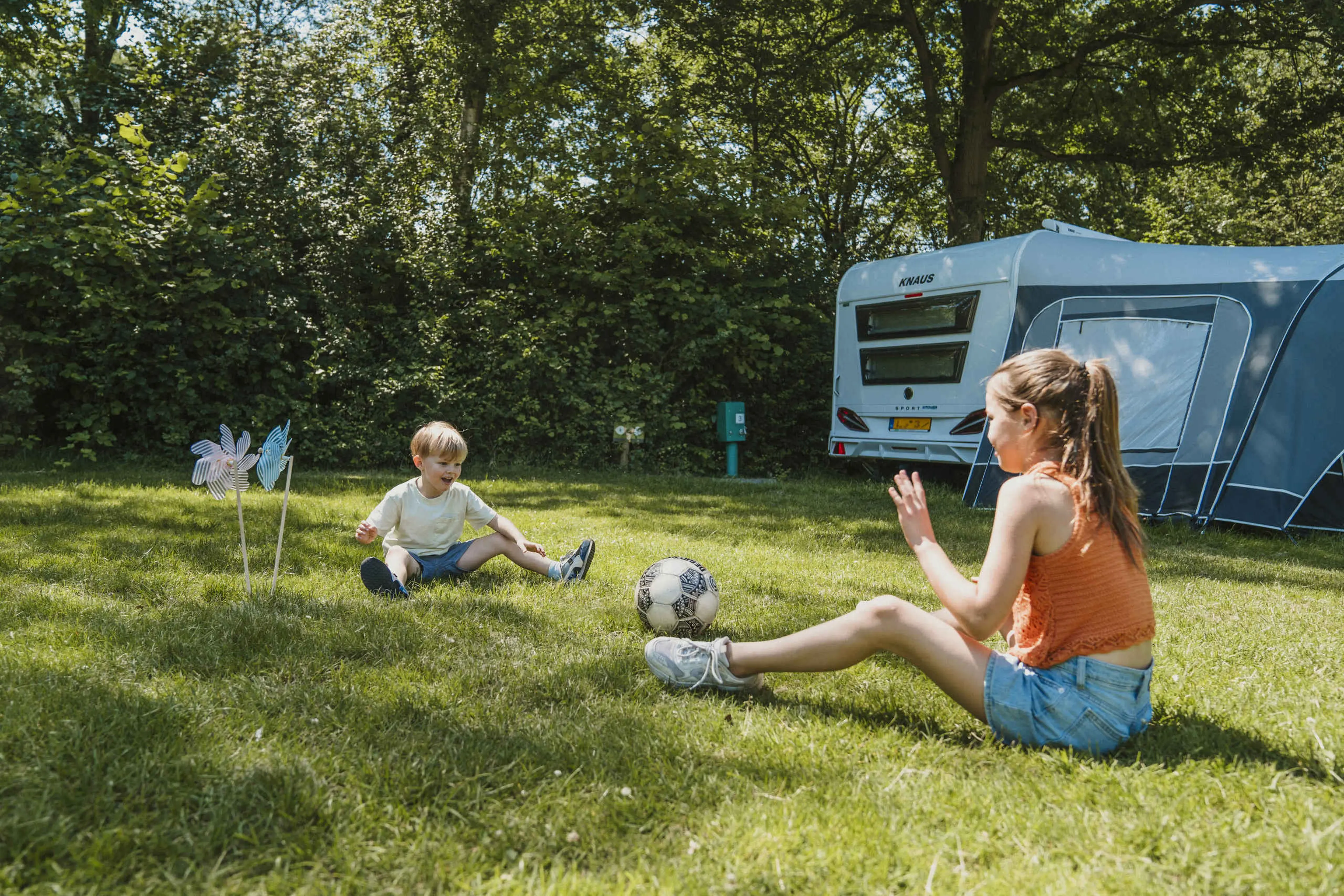 Kinderen spelen op de camping bij Vakantiepark Dierenbos vlakbij Den Bosch
