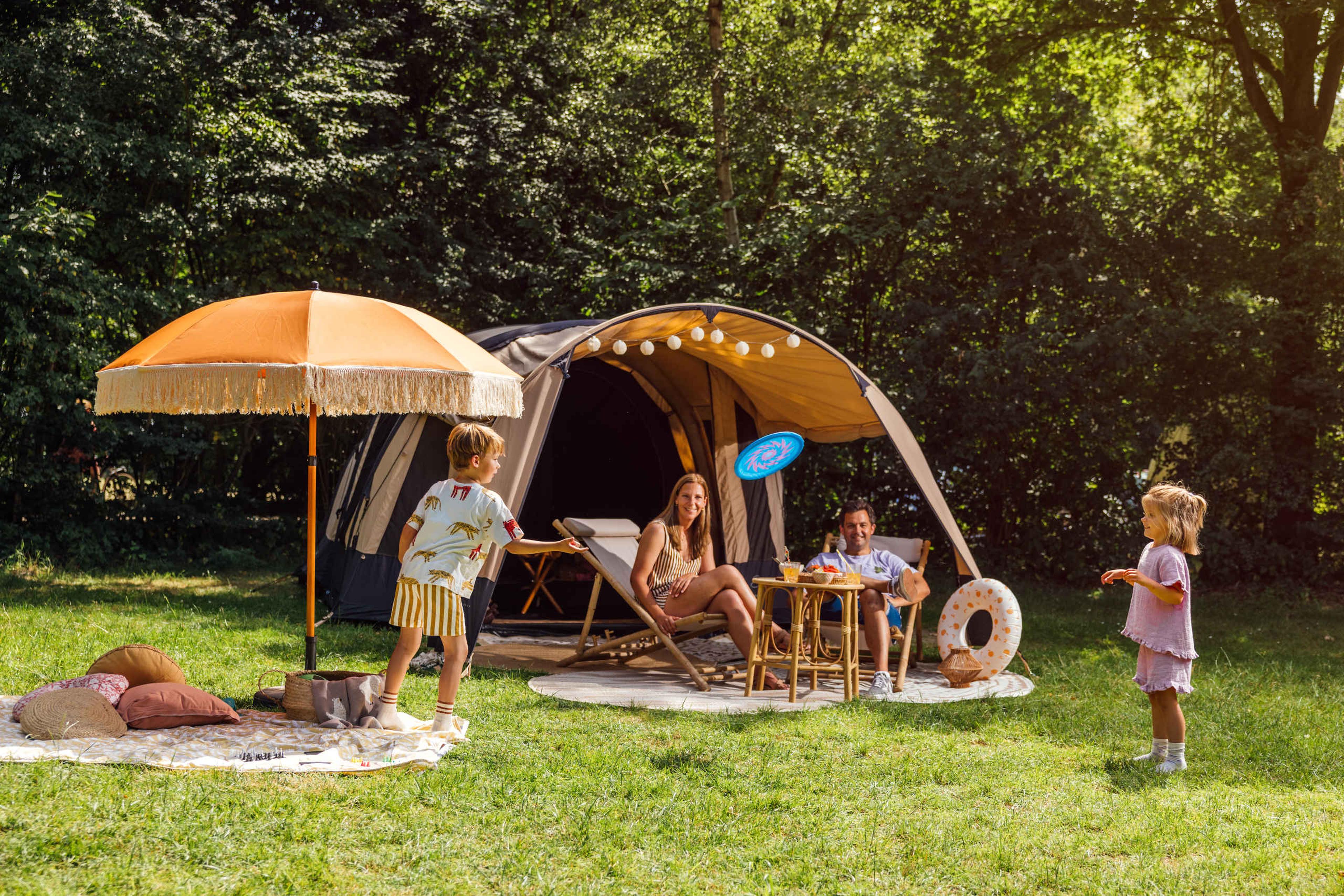 Twee kinderen spelen op de camping bij Lake Resort Beekse Bergen.