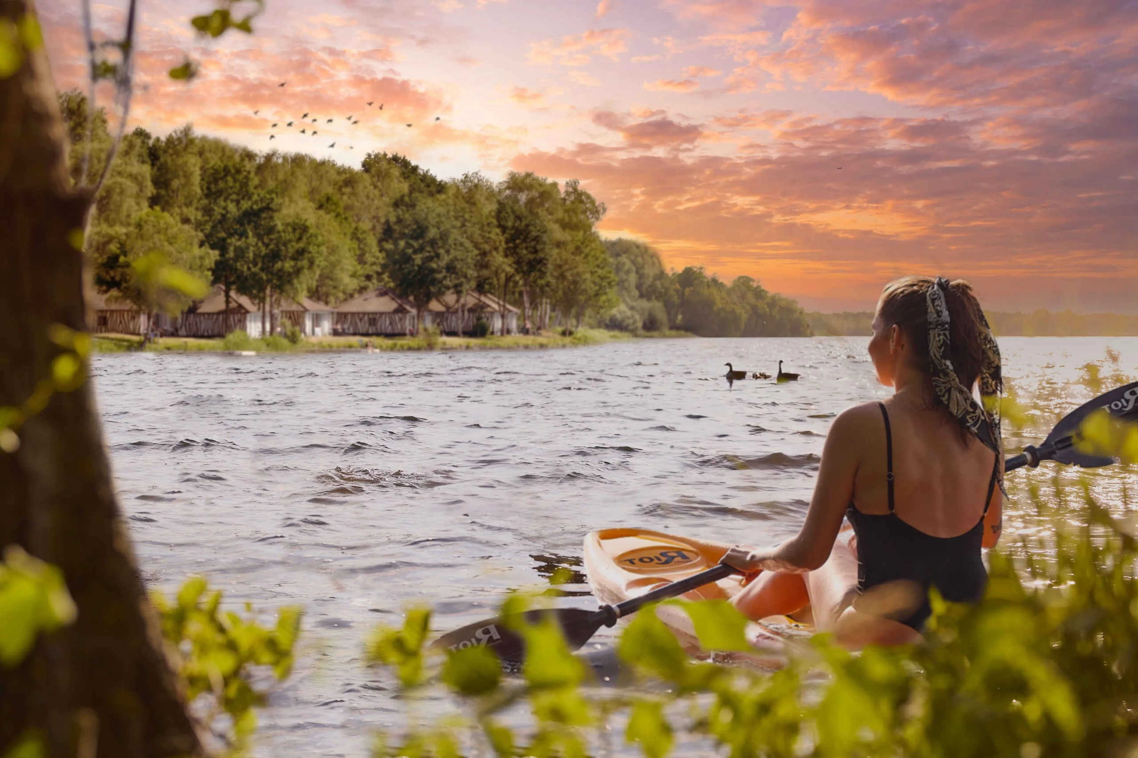 Vrouw op het victoriameer in een kano tijdens golden hour op Lake Resort in Beekse Bergen