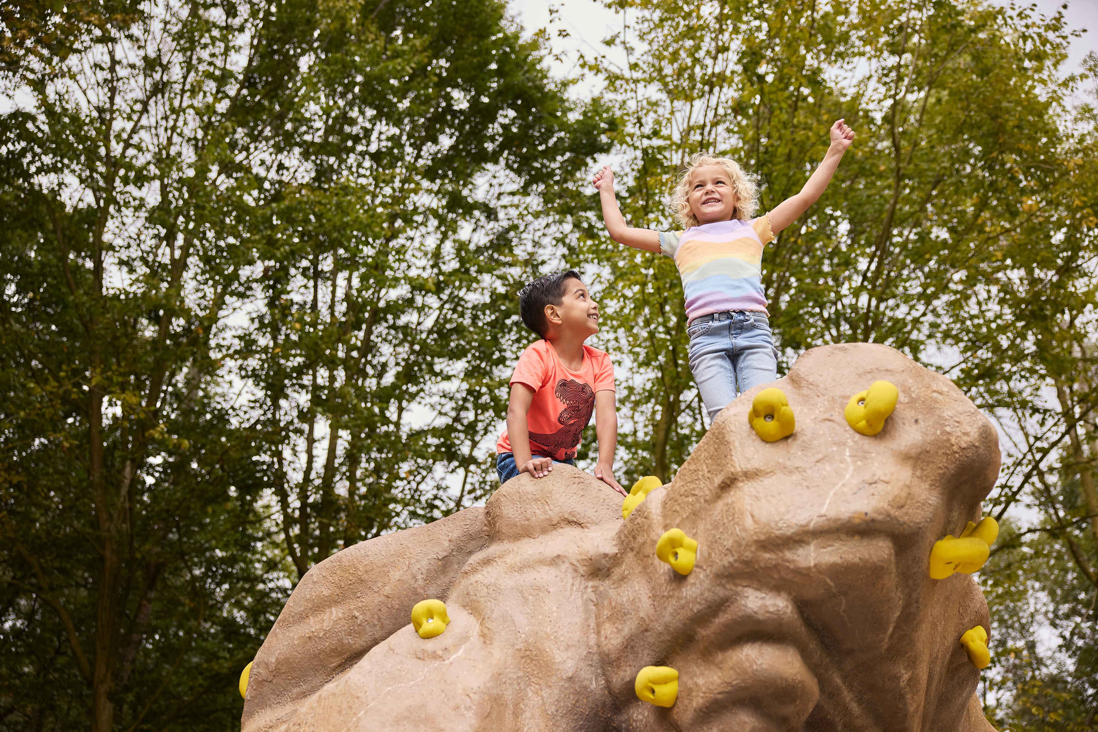 Een meisje en een jongen staan op het boulderpark bij Klimrijk Brabant.