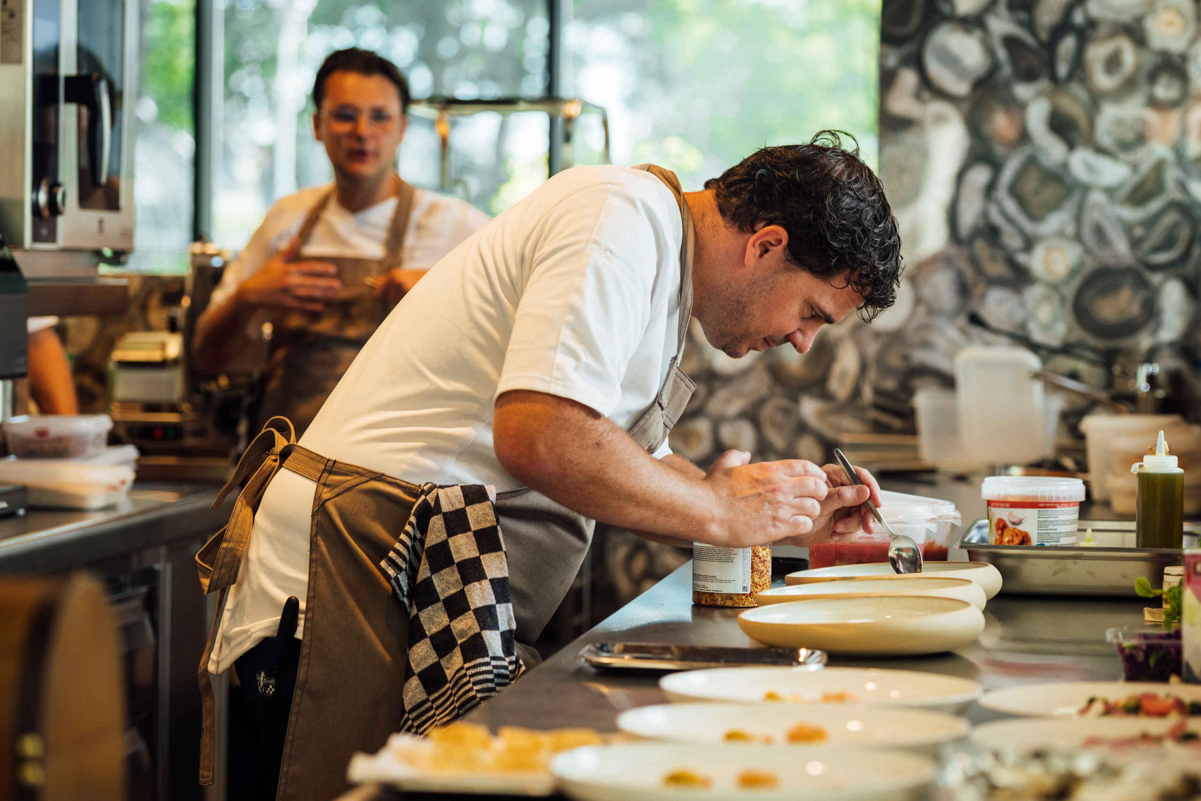 Chefkok in de keuken van Orangerie Steenenburg in Kasteel Steenenburg