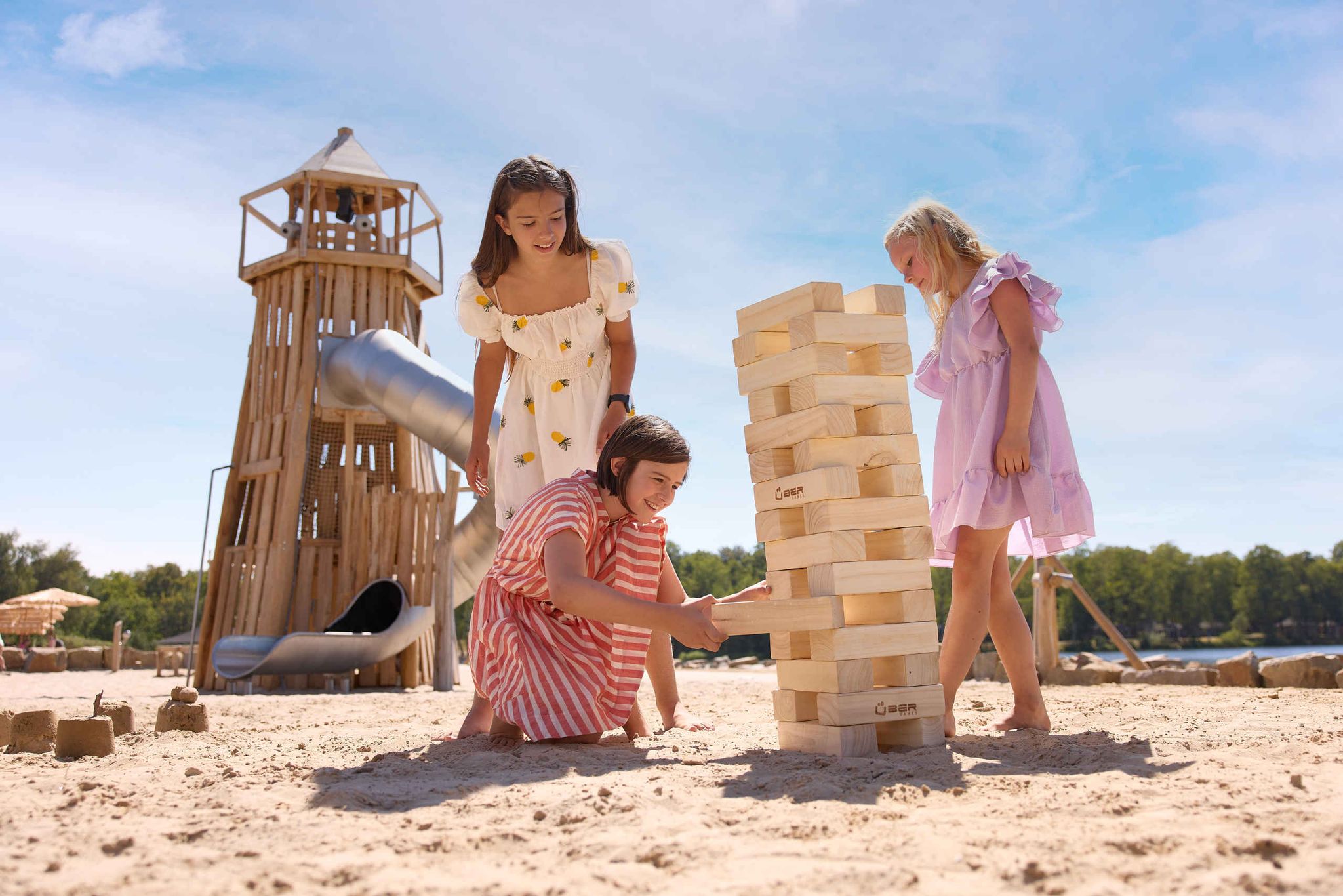 Kinderen op het speelstrand bij Lake Resort Beekse Bergen