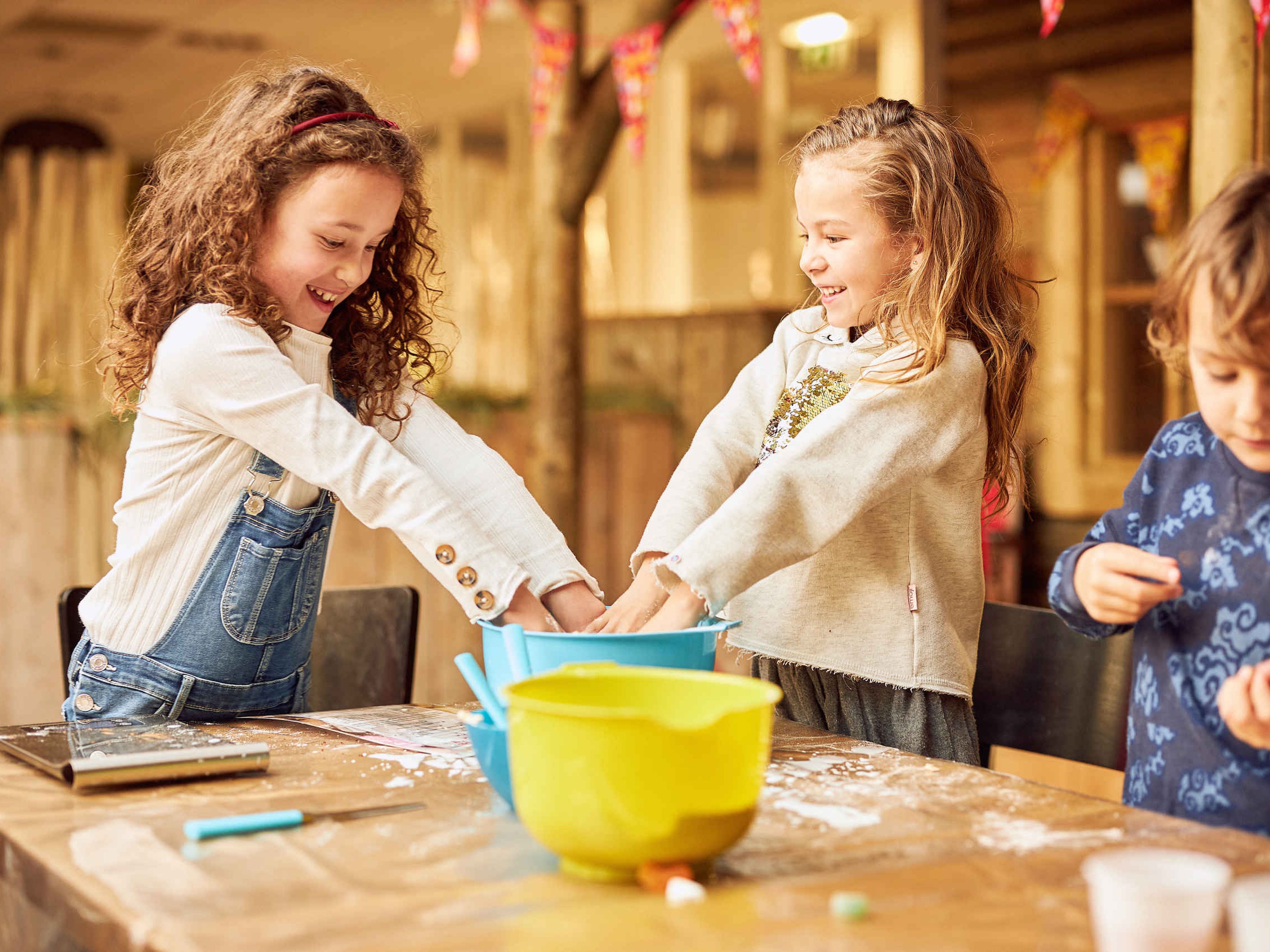 Kinderen maken pepernoten tijdens Sinterklaas op Vakantiepark Dierenbos