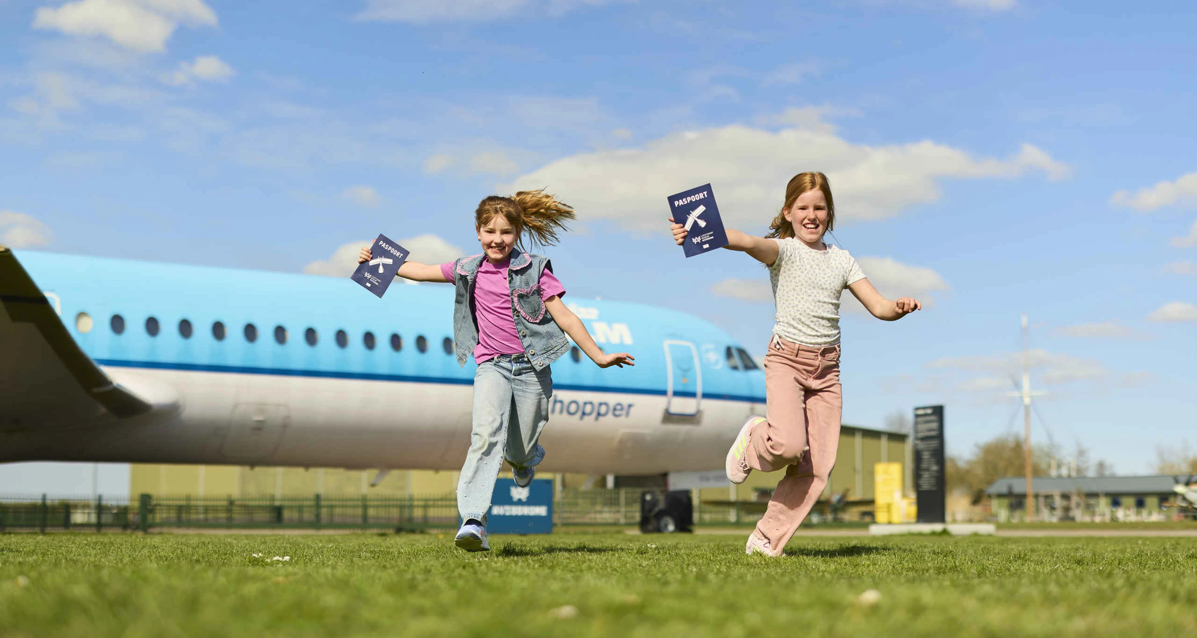 Twee meisjes rennen op het buitenterrein tijdens Destination Aviodrome bij Luchtvaartmuseum Aviodrome