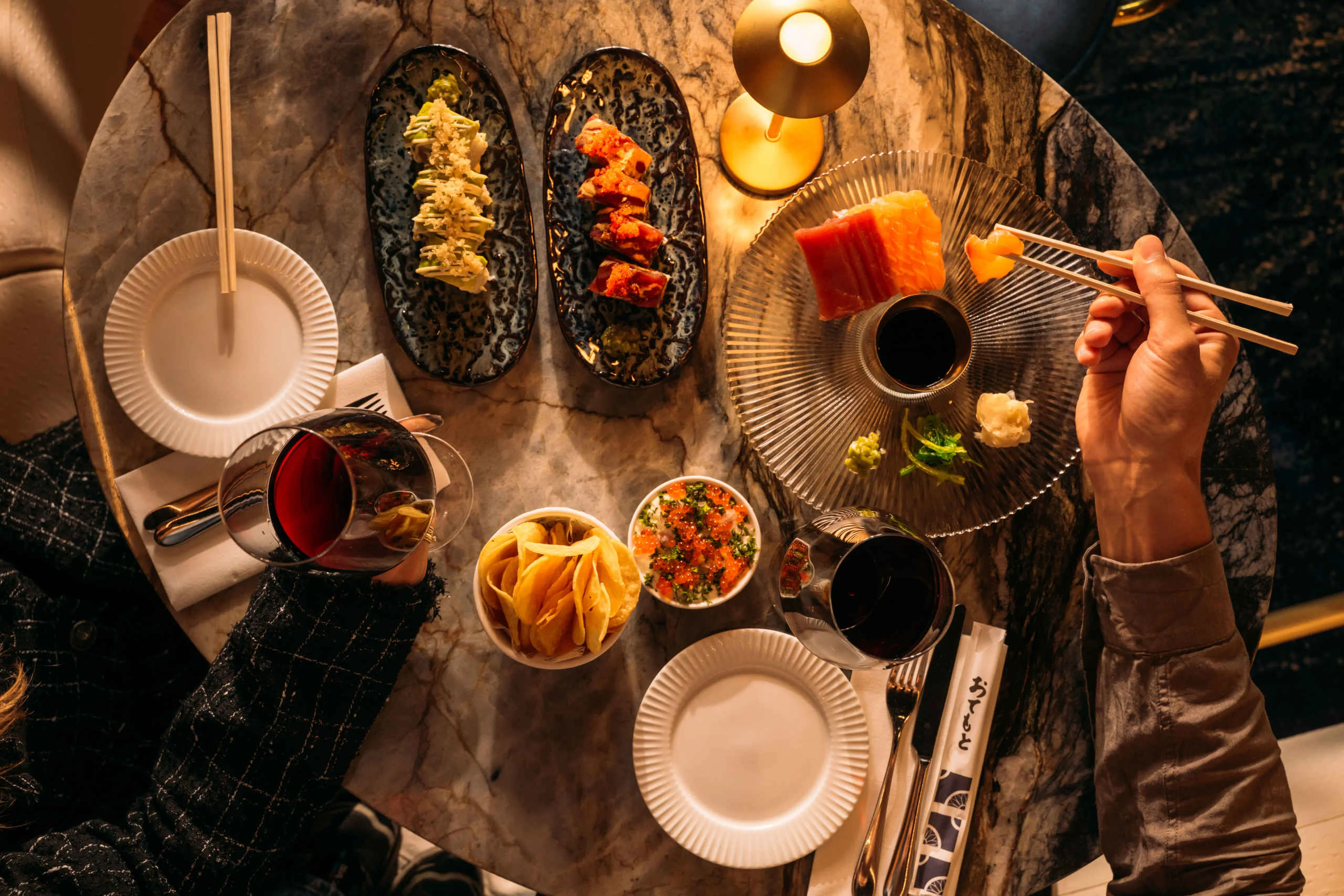 Topview van sushi en sashimi in Bar & Restaurant Nommos in Beekse Bergen