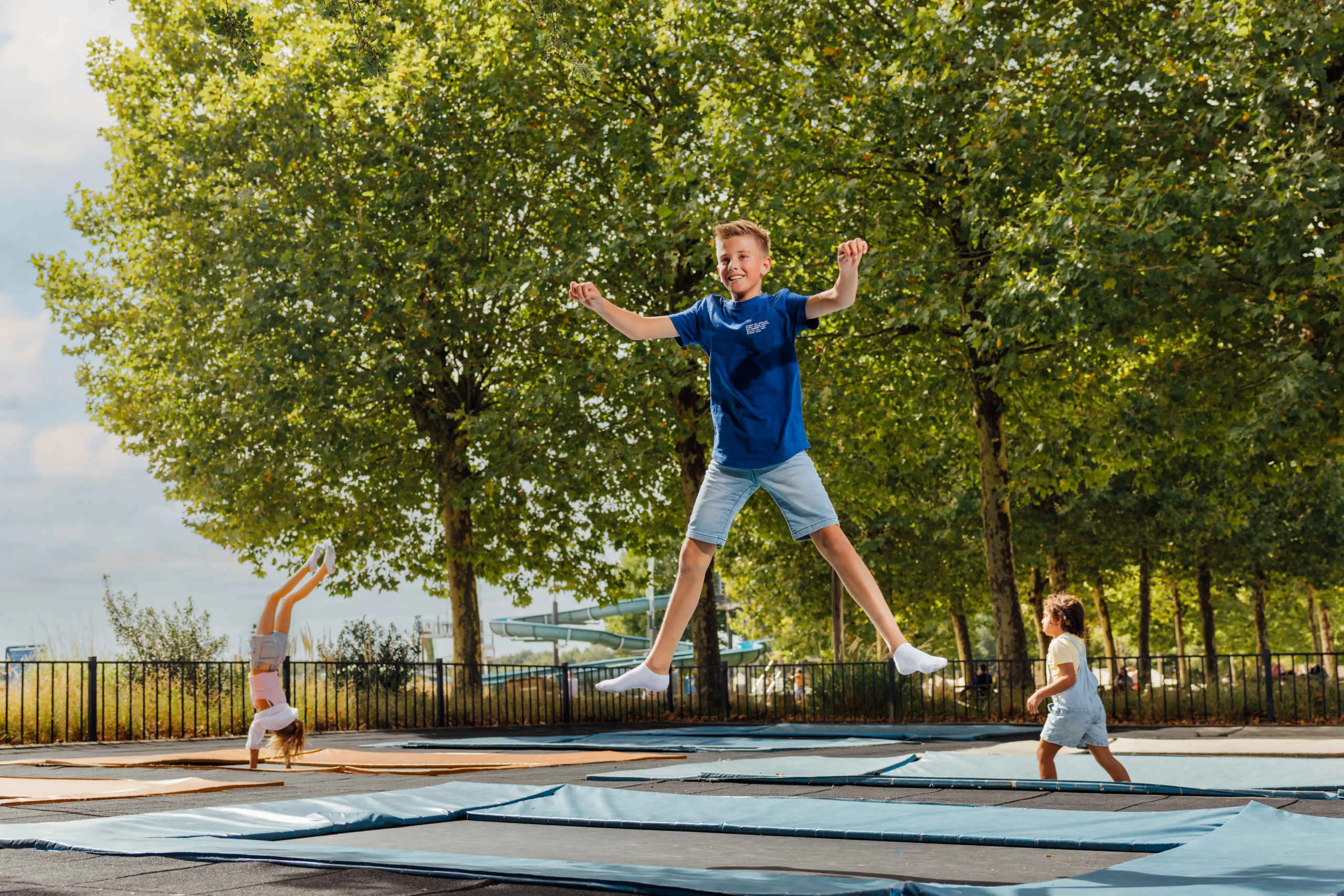 Kinderen springen op de trampolines bij Speelland Outdoor Beekse Bergen