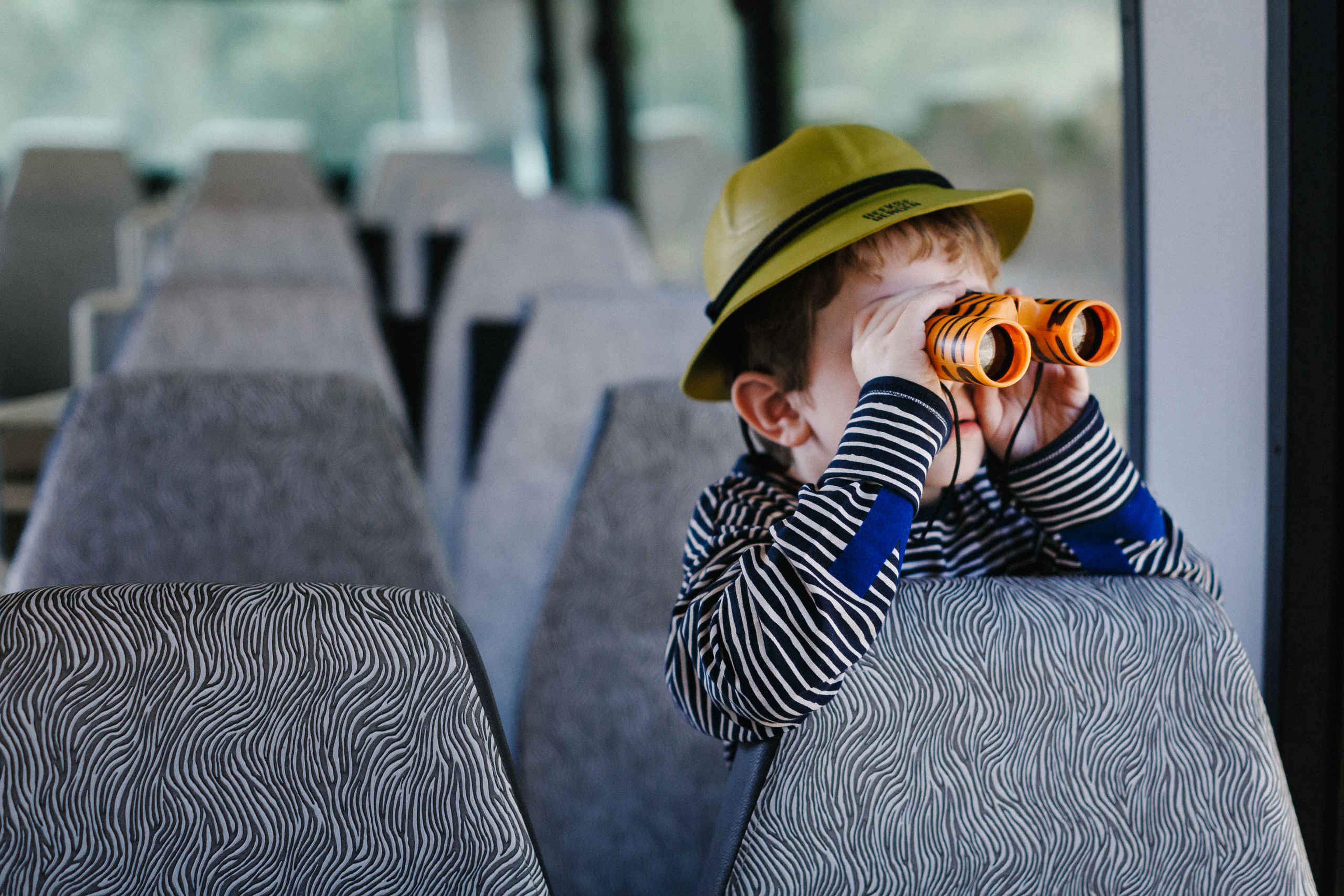 Bussafari kind verrekijker rangerhoedje Safaripark Beekse Bergen
