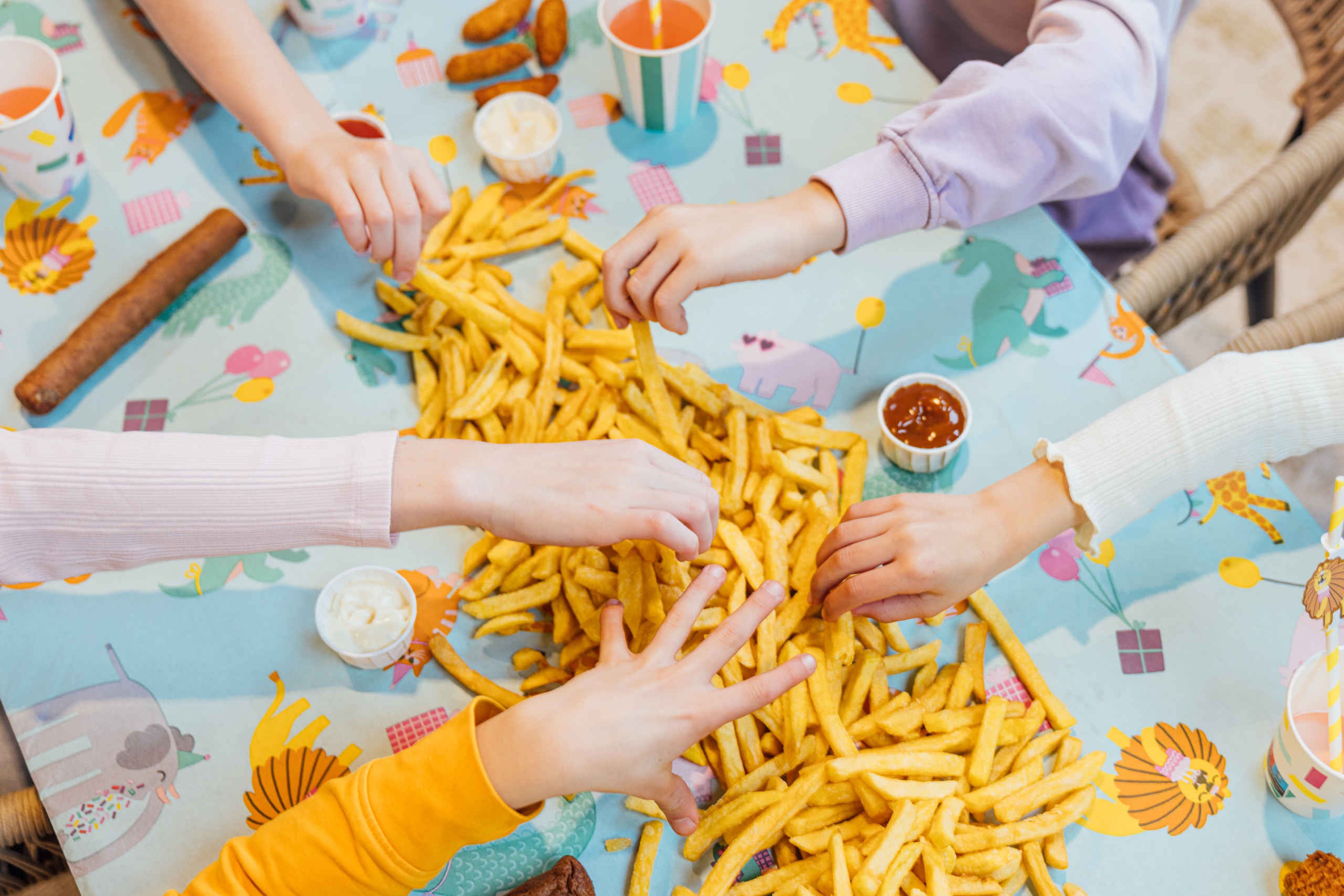 Frietjes op friettafel tijdens een kinderfeestje bij Speelland Indoor Beekse Bergen