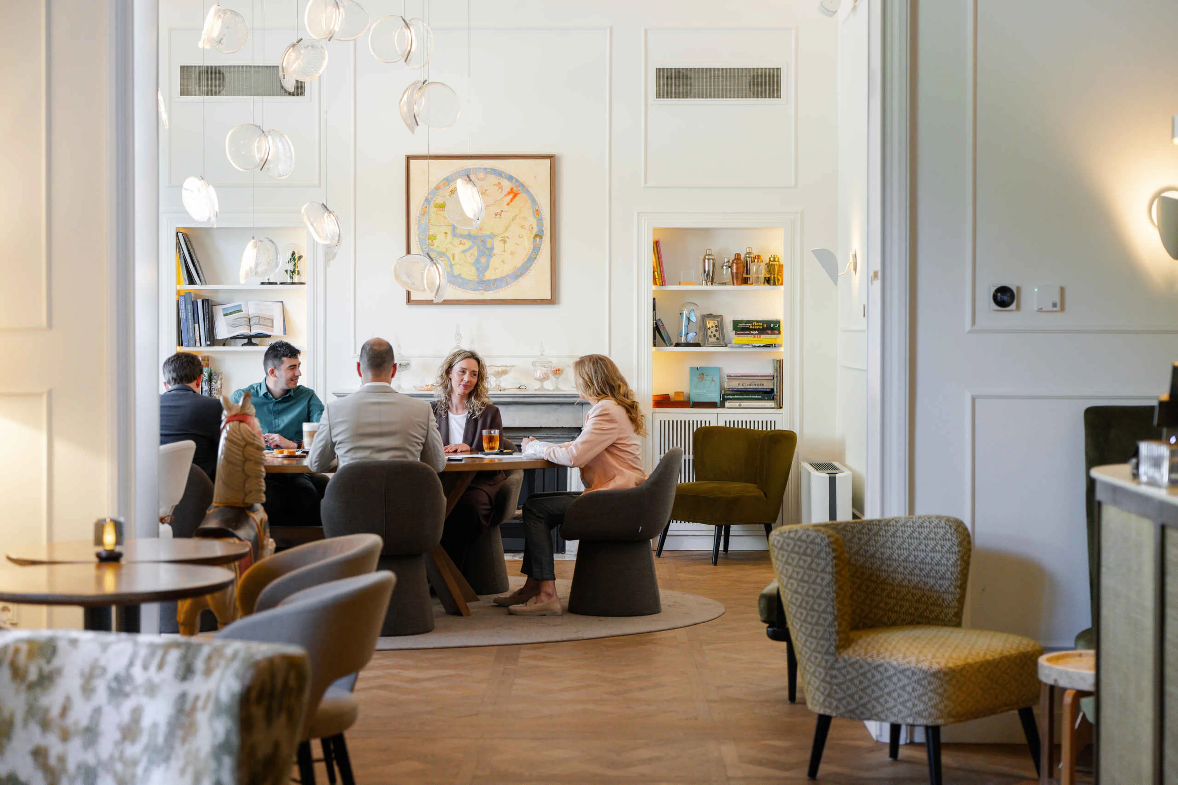 Zakelijke vergadering met thee en koffie in De Hofkamer in Kasteel Steenenburg
