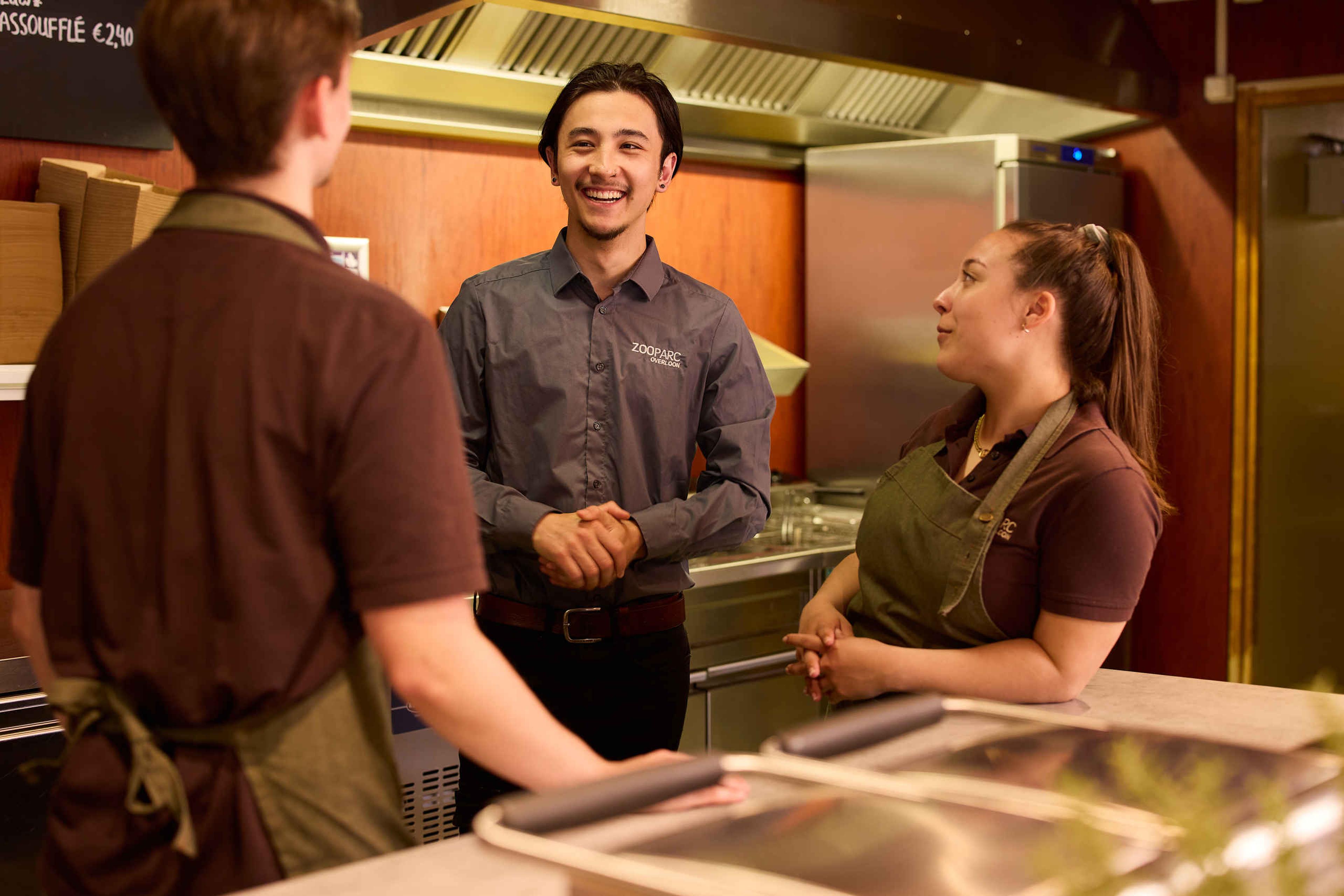Medewerkers horeca in het restaurant van ZooParc Overloon