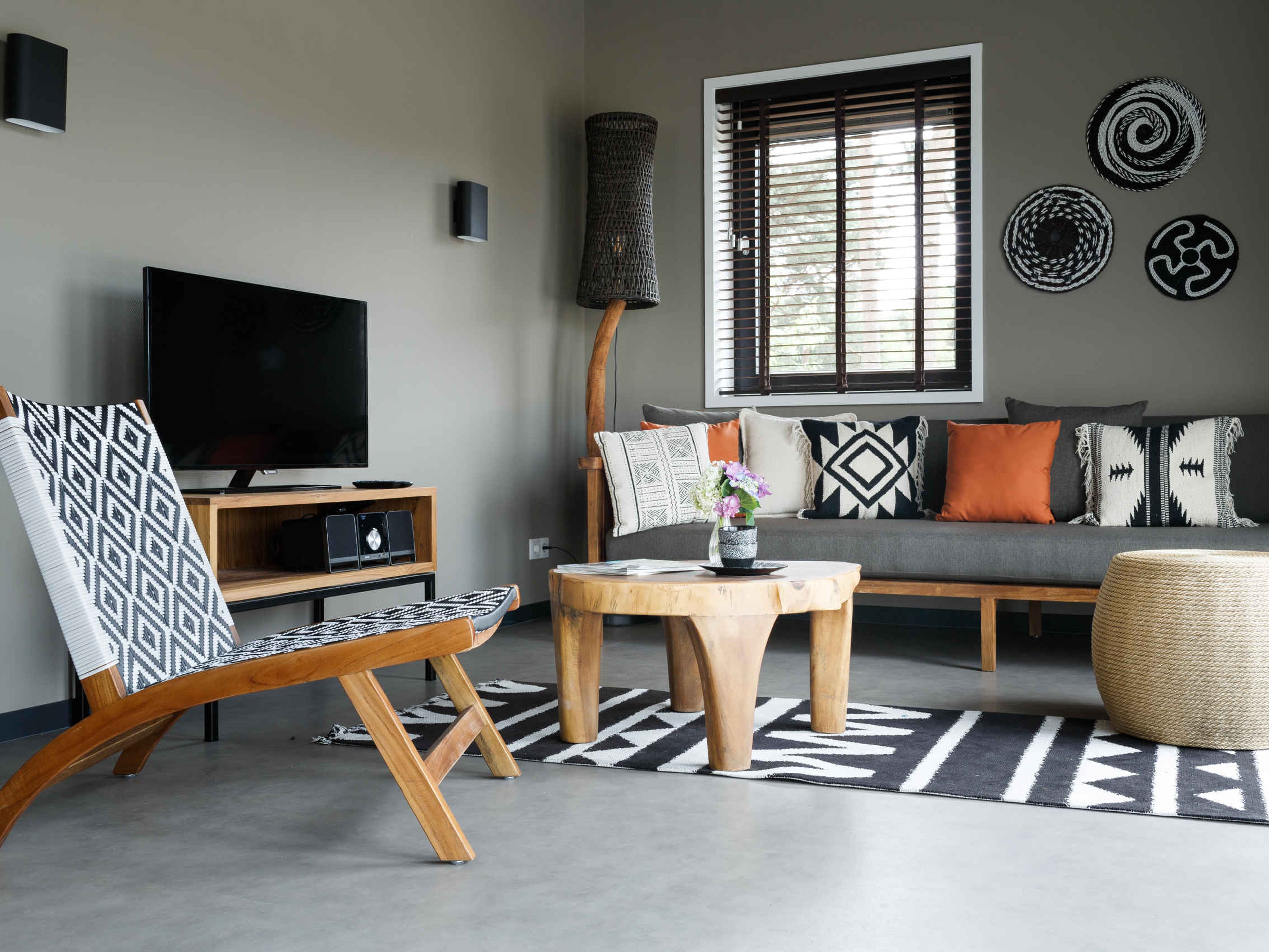 Interieur woonkamer van lodge op Safari Resort in Beekse Bergen