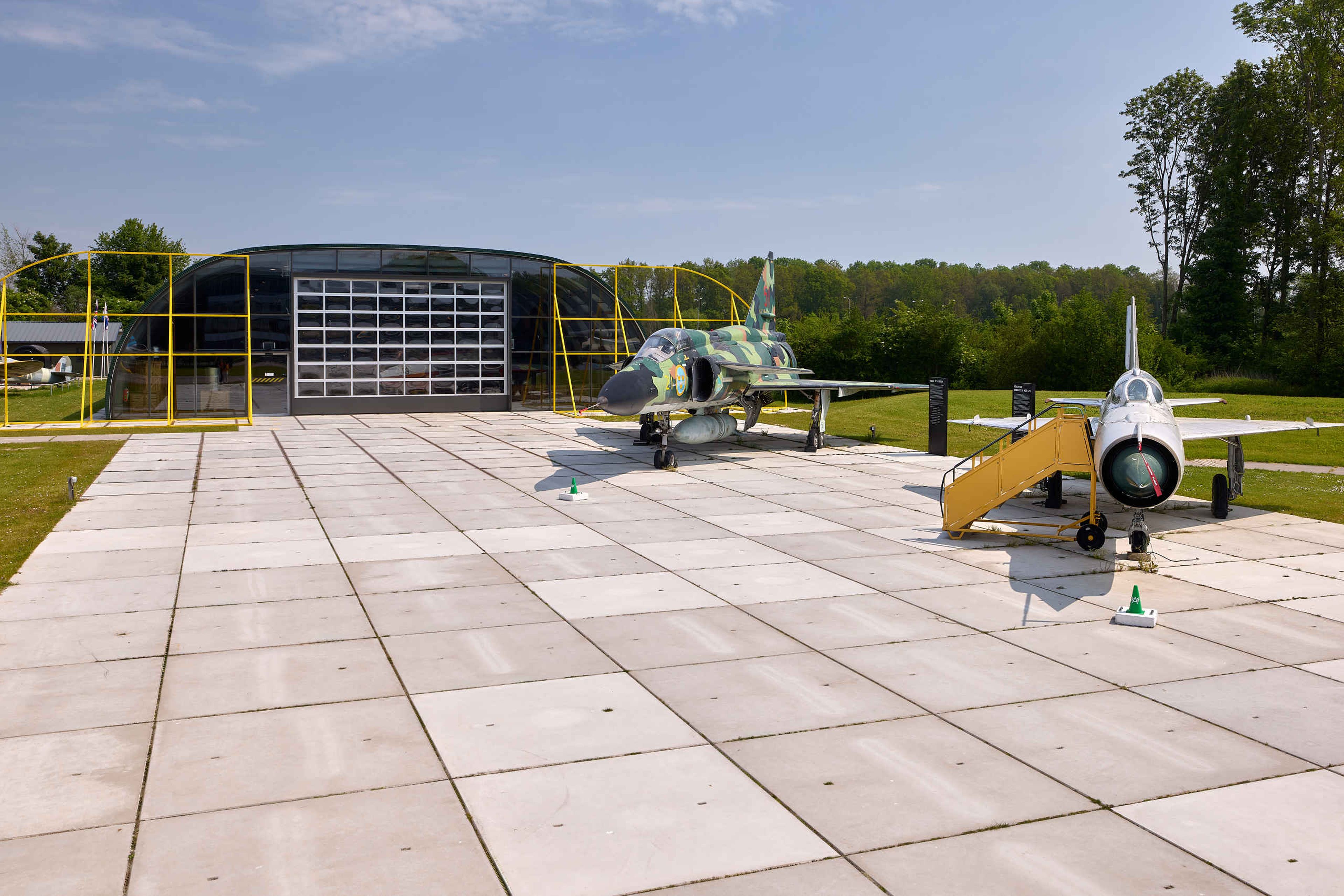 Straaljagers in de zomer bij de straaljagerexpositie in Luchtvaartmuseum Aviodrome