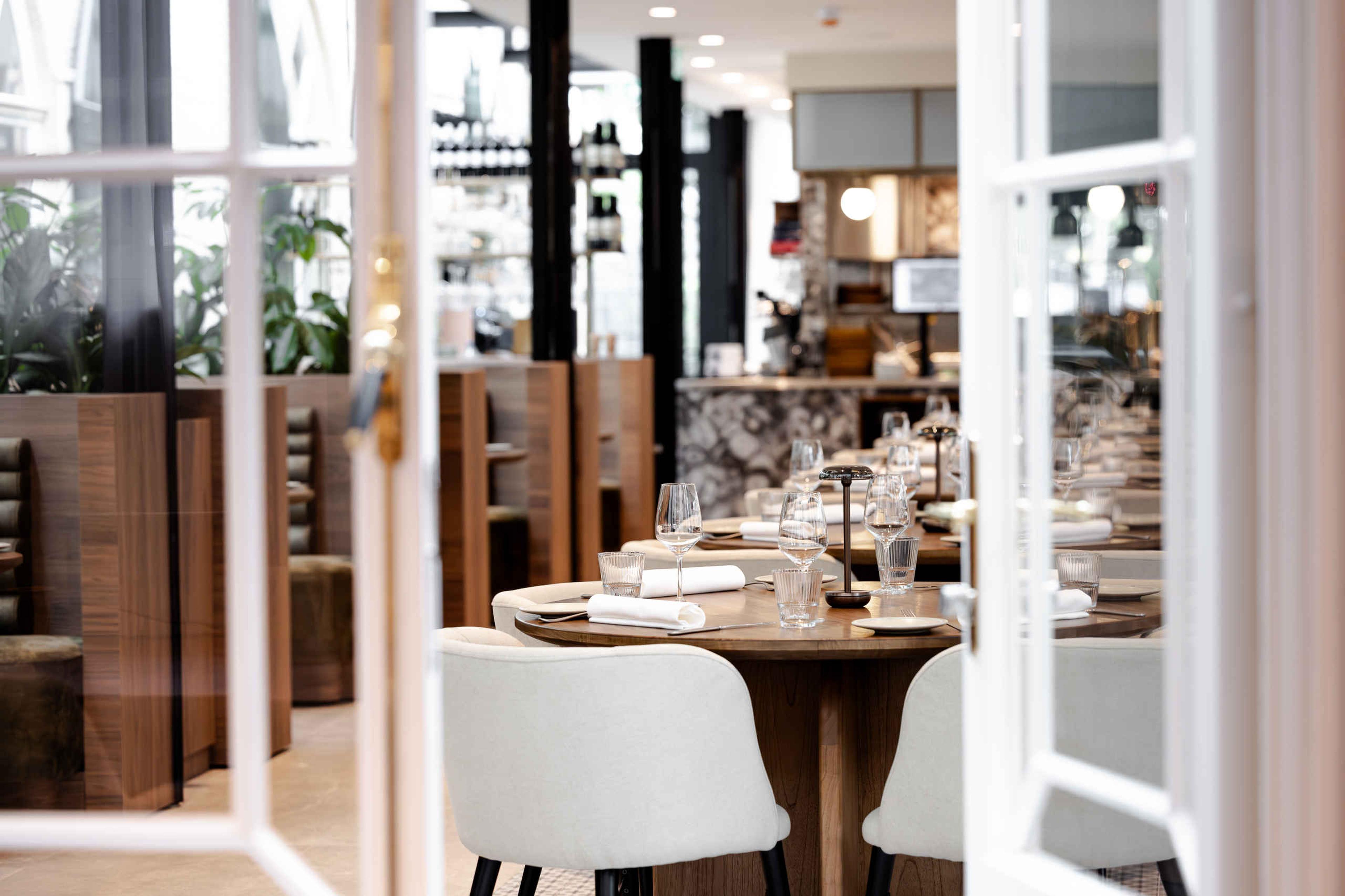 Detailshot doorkijk in het restaurant Orangerie Steenenburg