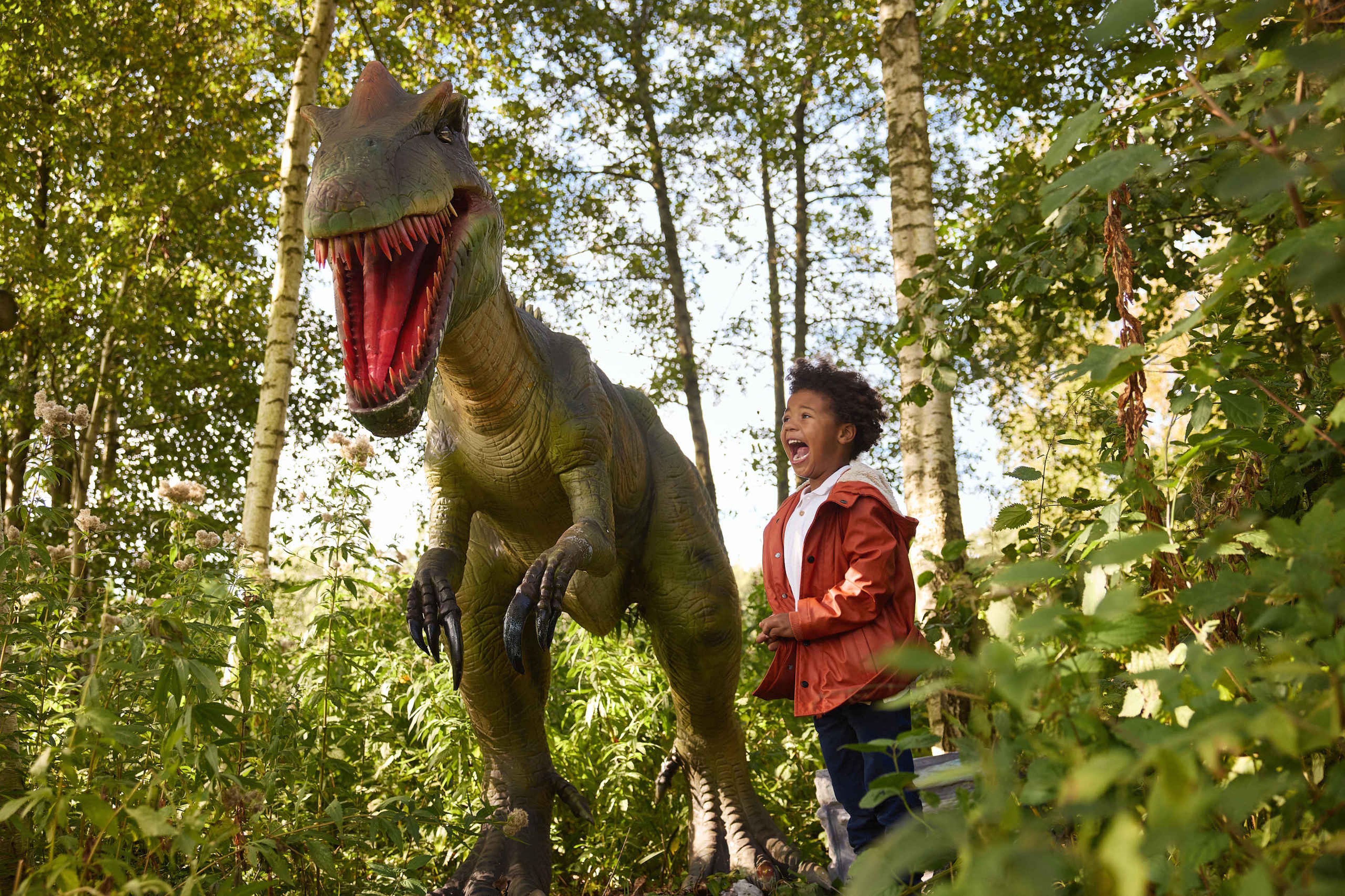 Kind bij dino tijdens Dino Weken in AquaZoo Leeuwarden