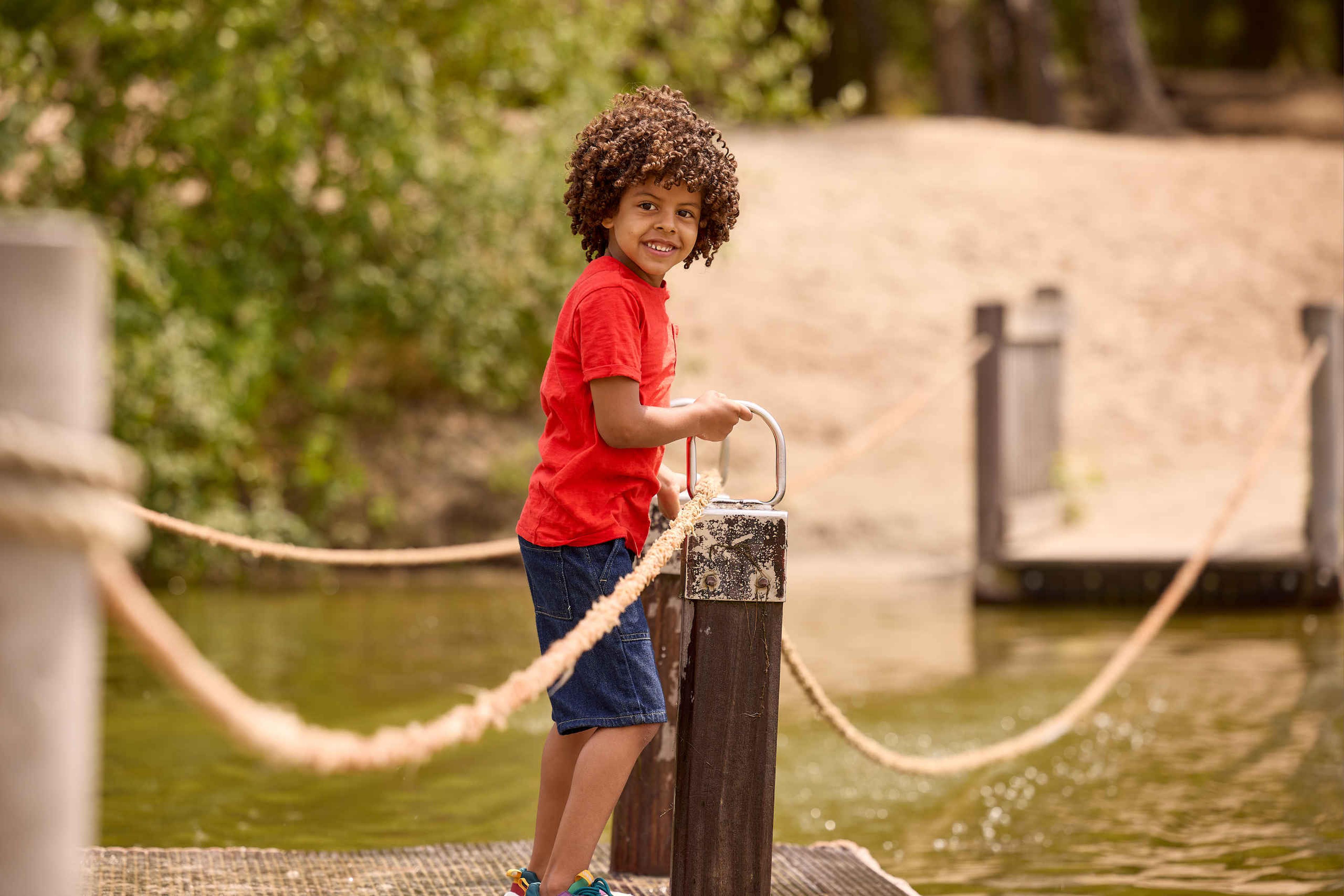 Leeuwenwelp met leeuwin in gras in Safaripark Beekse Bergen