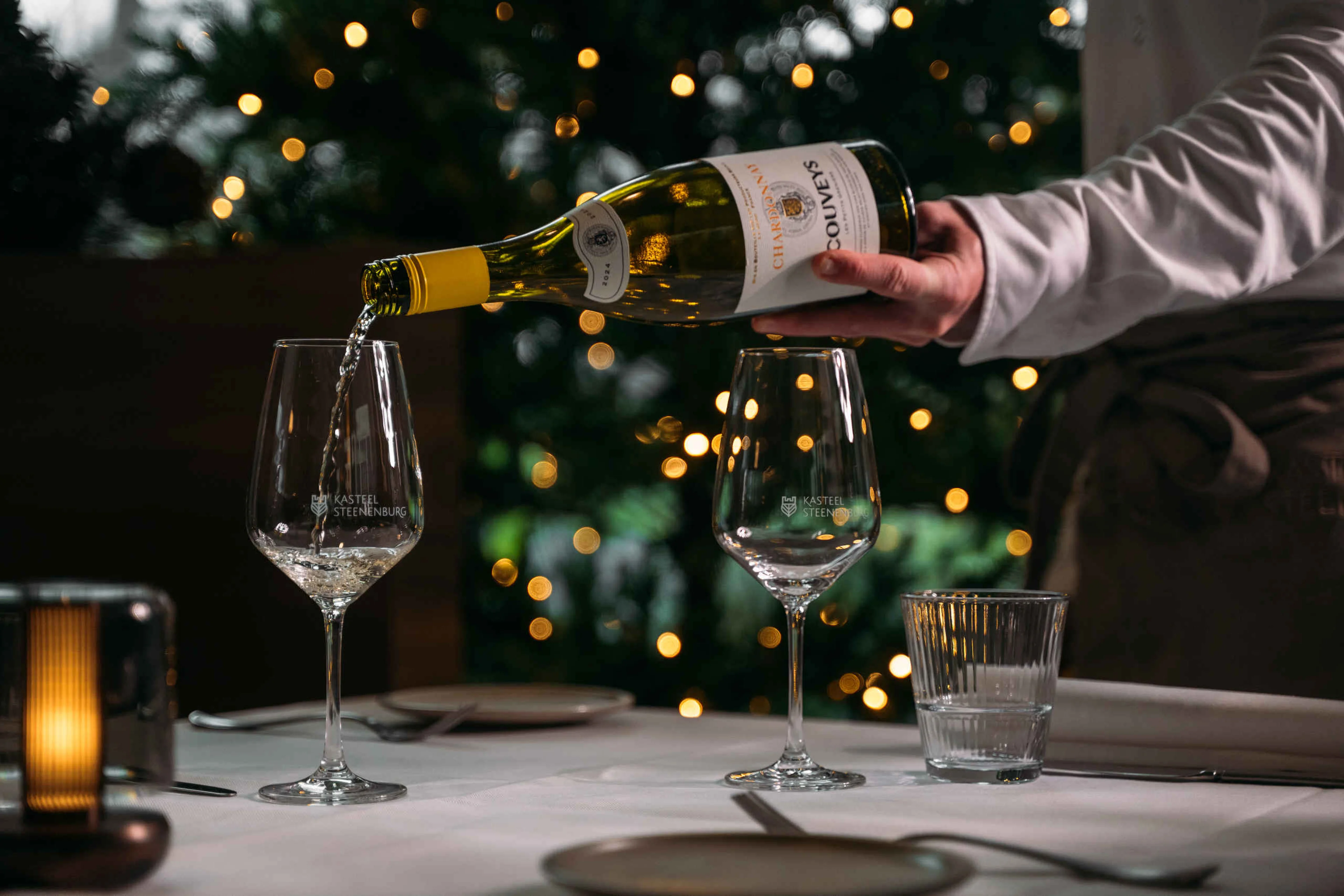 vInschenken van wijn kerstversiering bij Orangerie Steenenburg in Kasteel Steenenburg