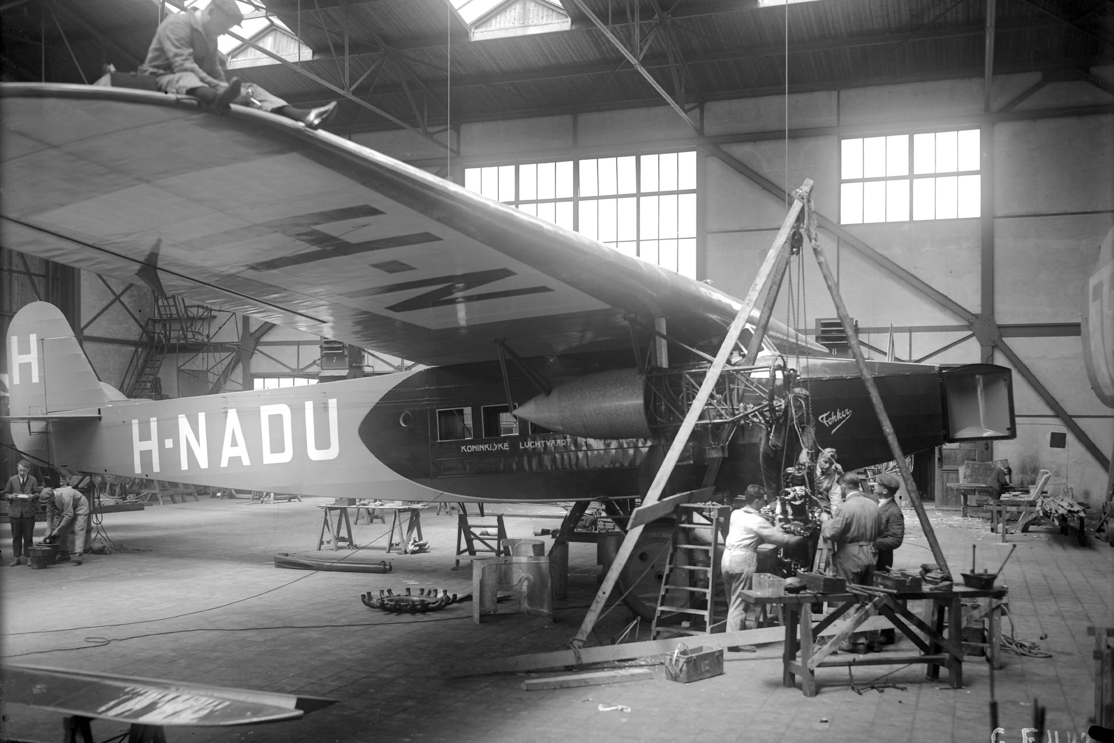 Een groep vliegtuigtechnici sleutelen aan een vliegtuig