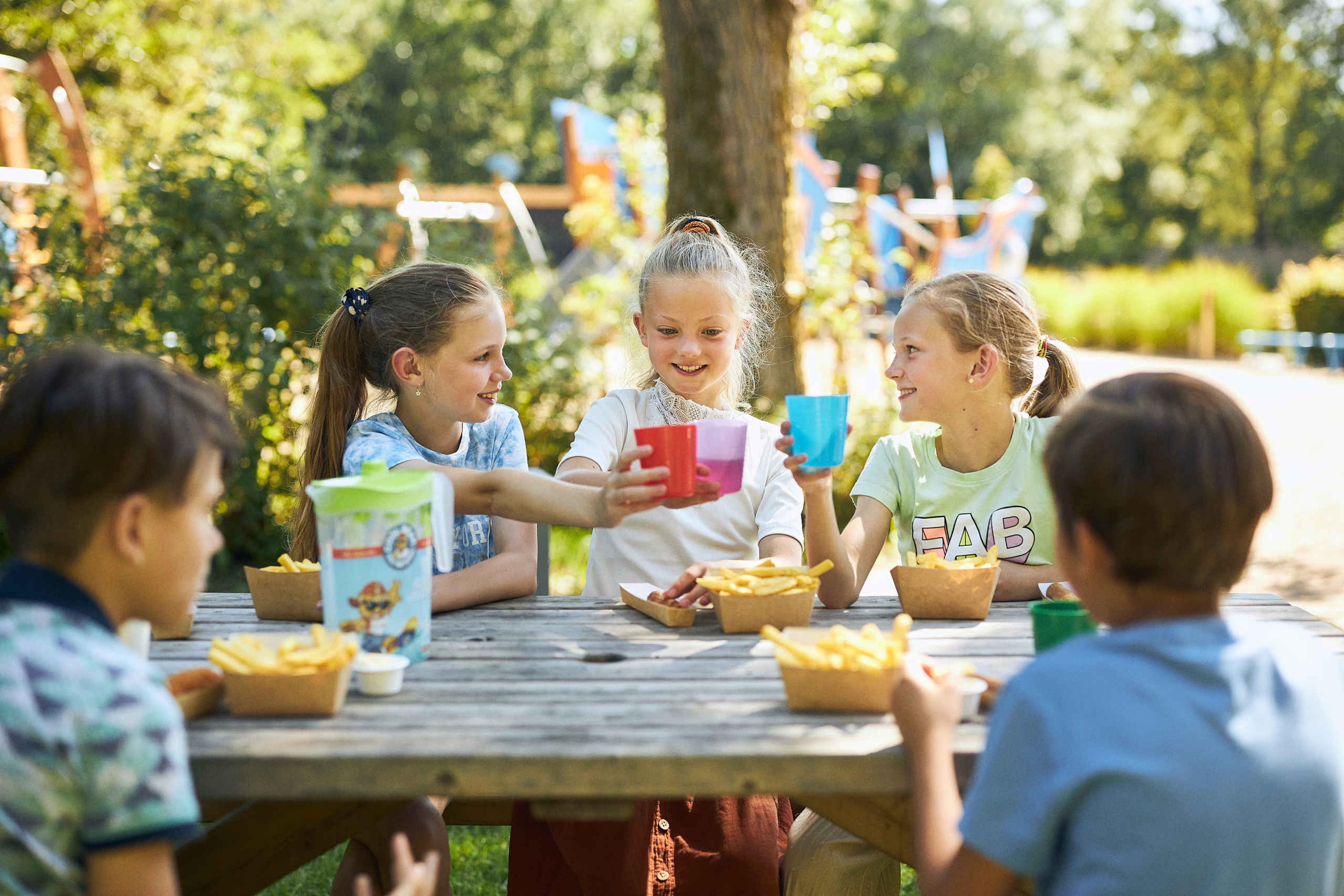 Eten frietjes kinderen tijdens kinderfeestje AquaZoo Leeuwarden