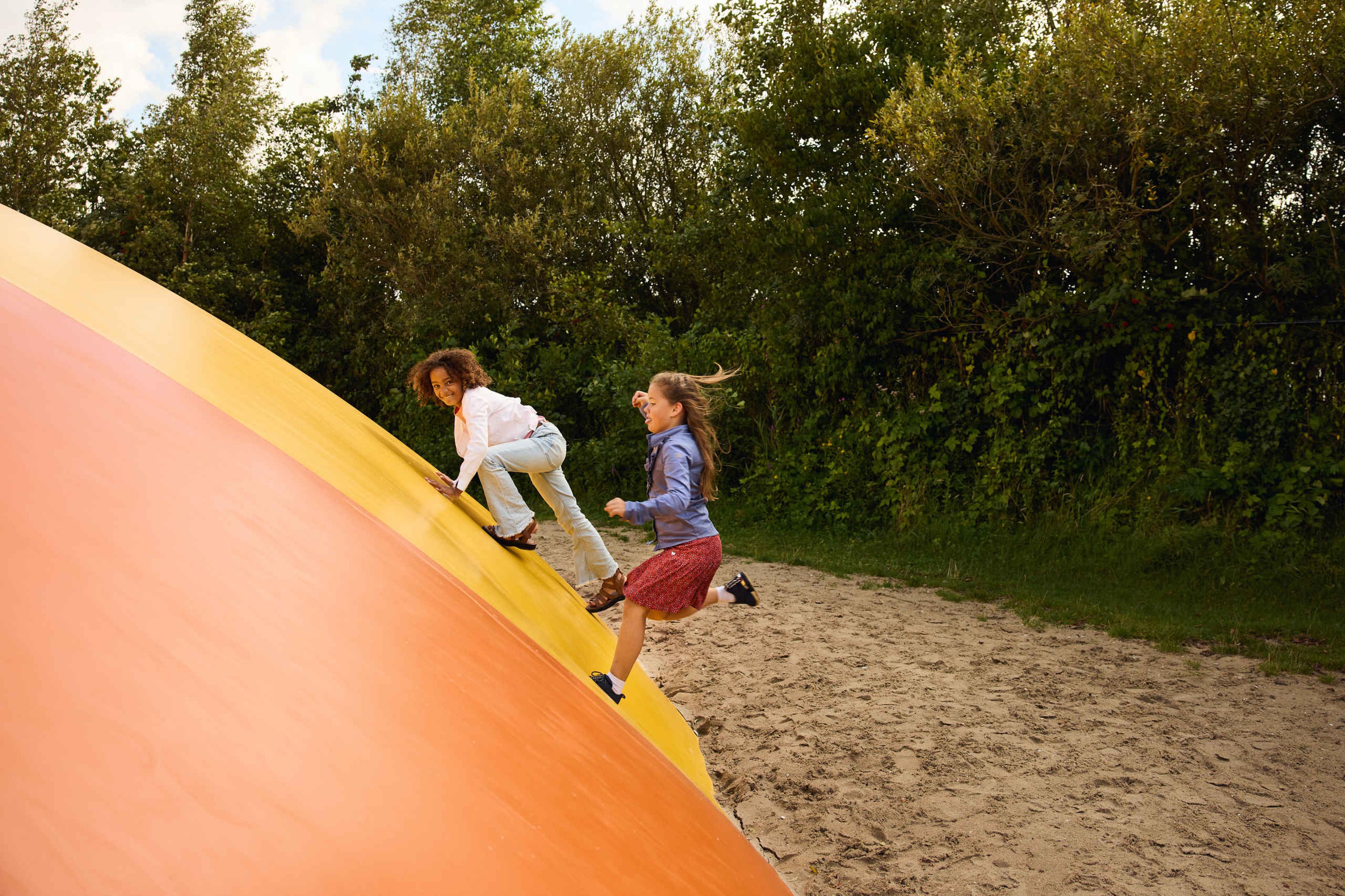 Kinderen springen op de airtrampoline in AquaZoo Leeuwarden