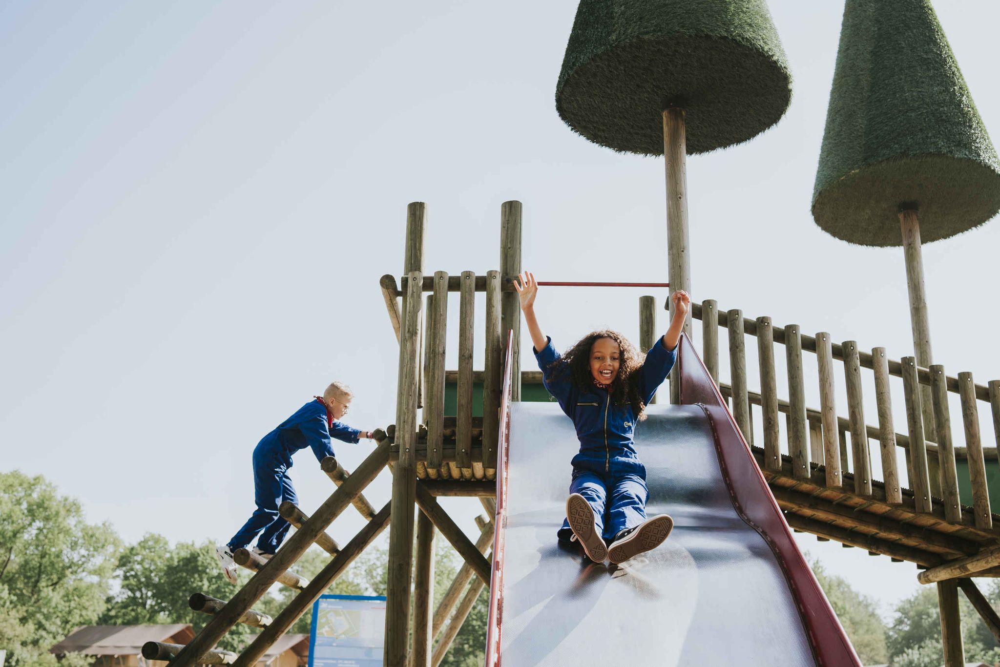 Kinderen in een klimtoestel met glijbaan in de speeltuin van Vakantiepark Dierenbos
