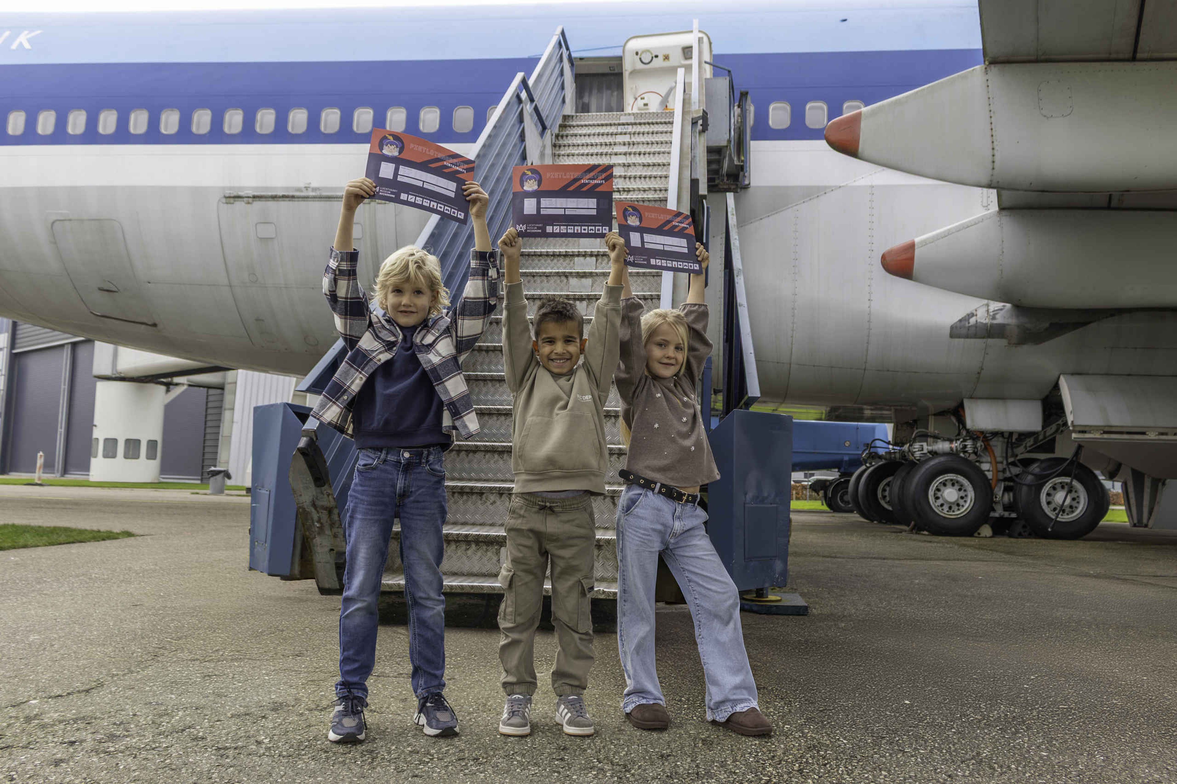 Kinderen juichen met hun diploma tijdens SintAIRklaas bij Aviodrome
