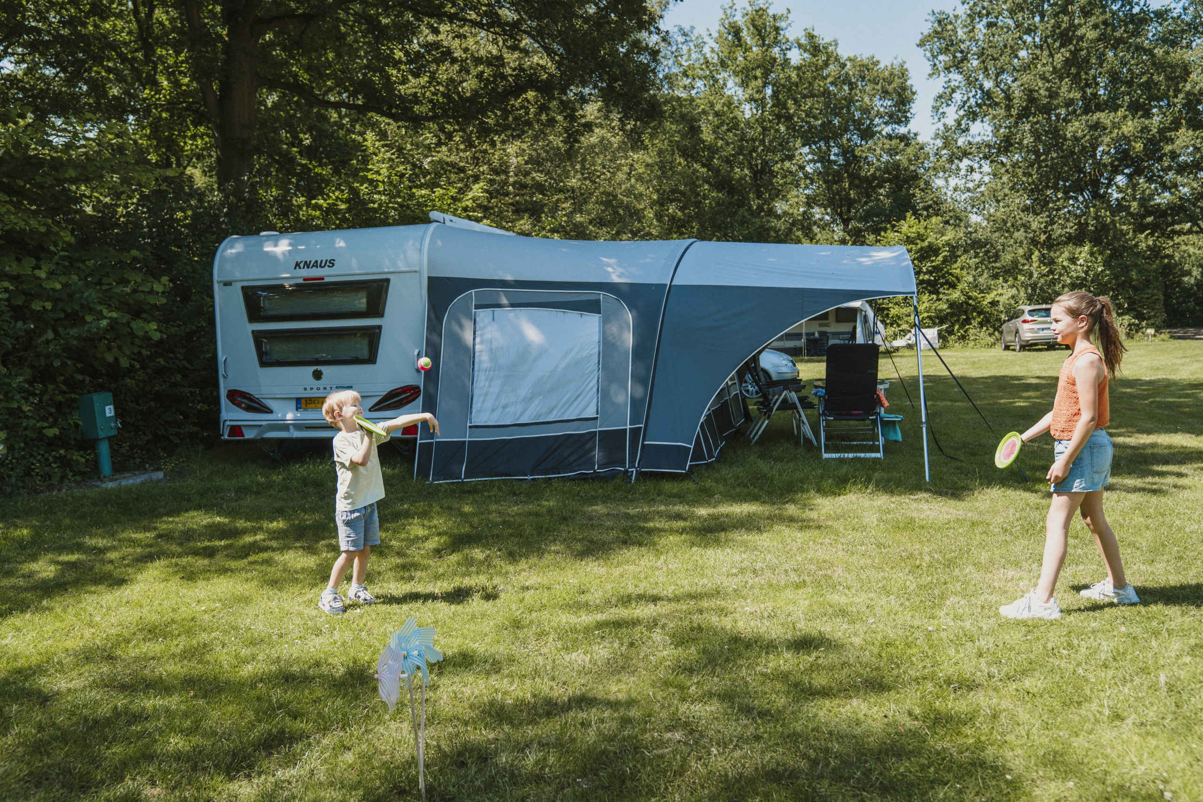 Kinderen spelen op een kampeer/camperplaats op Vakantiepark Dierenbos vlakbij Den Bosch