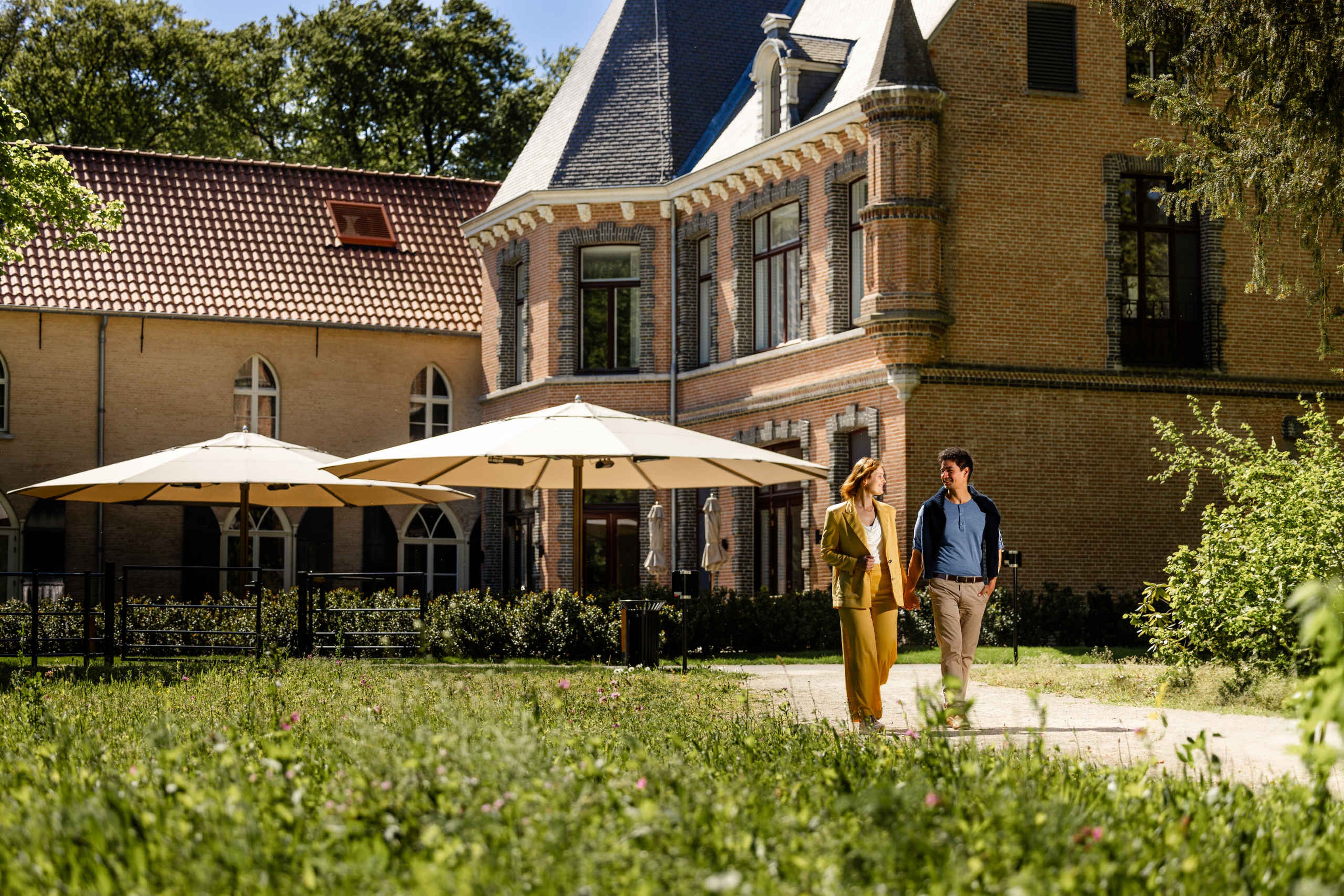 Stel exterieur in de tuin van Kasteel Steenenburg