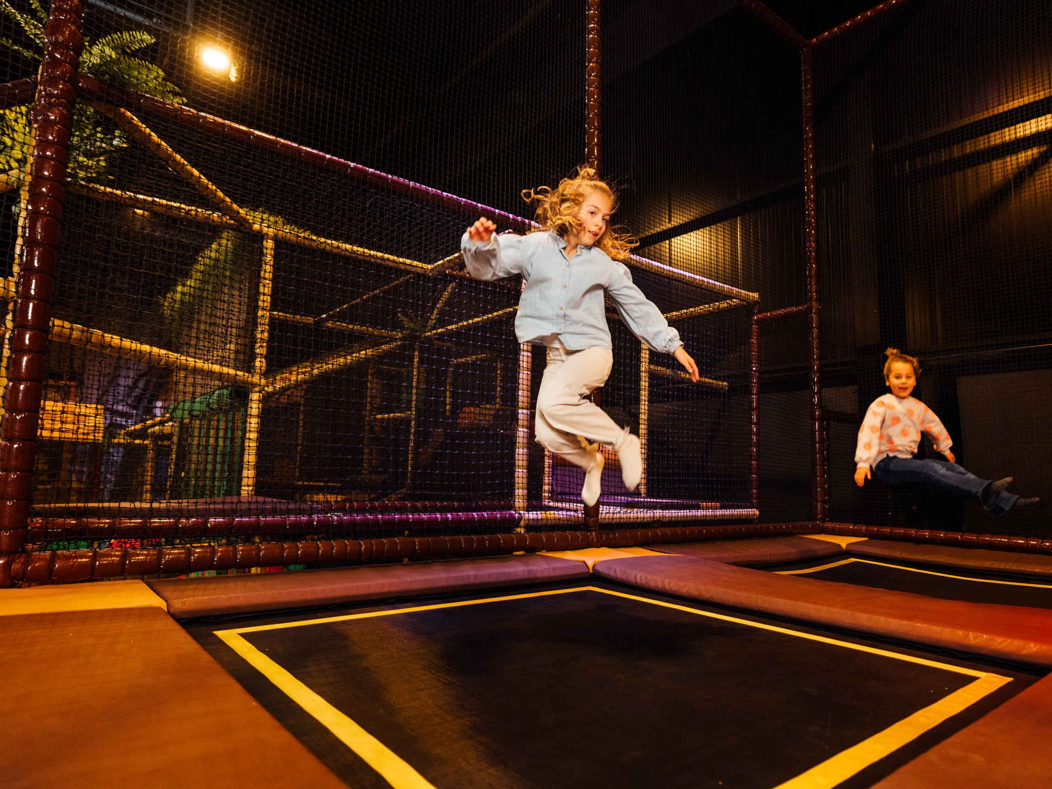 Kinderen op de trampoline bij Speelland Indoor Beekse Bergen