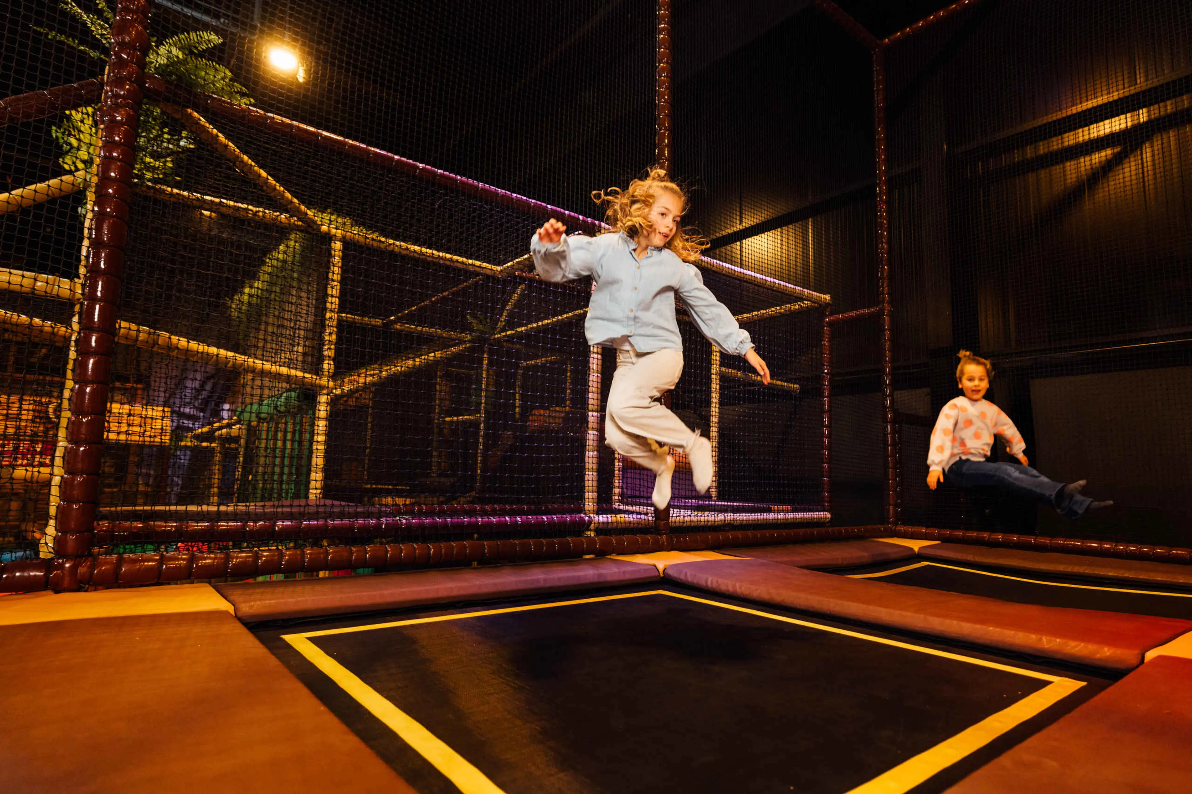 Kinderen op de trampoline bij Speelland Indoor Beekse Bergen
