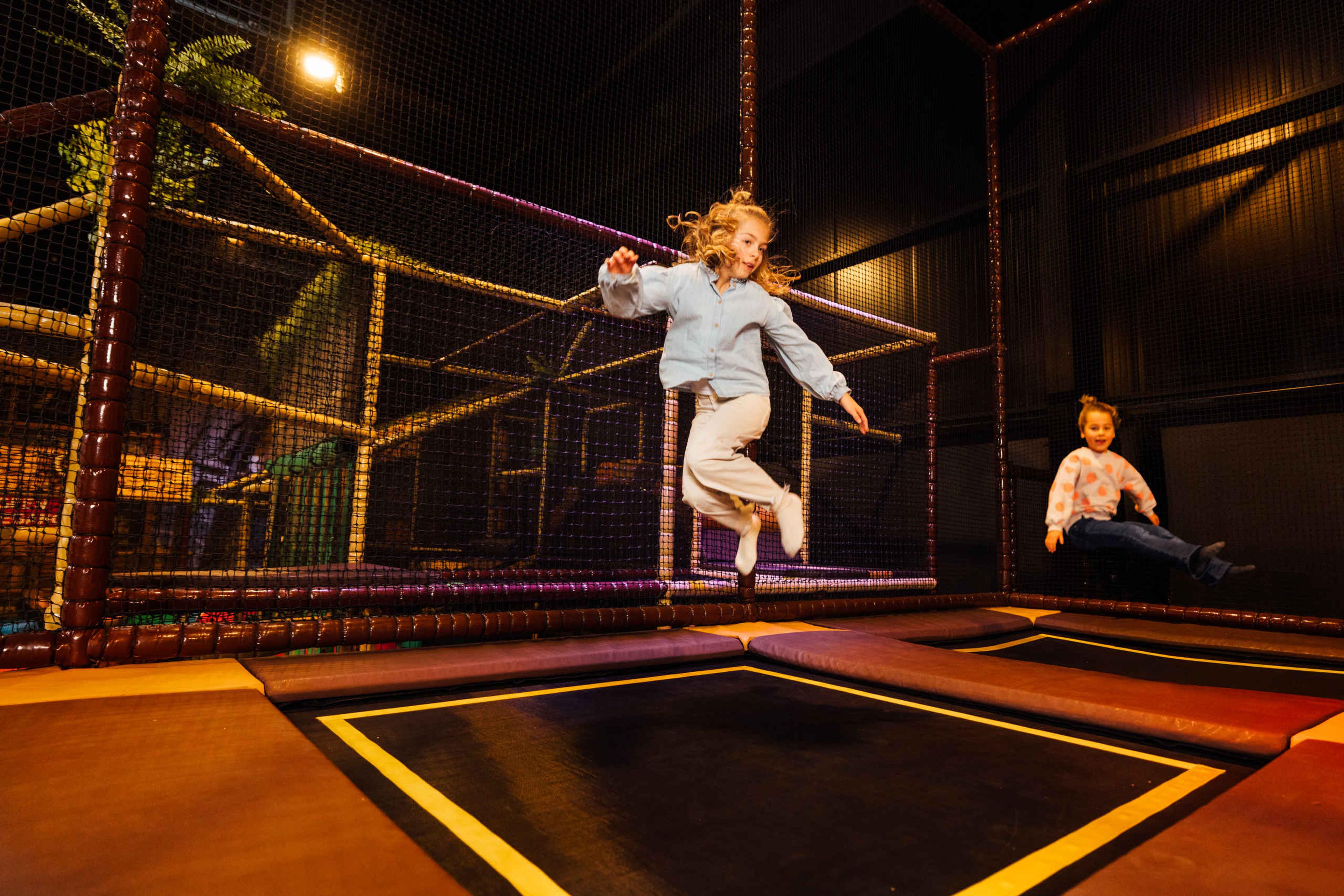 Kinderen op de trampoline bij Speelland Indoor Beekse Bergen