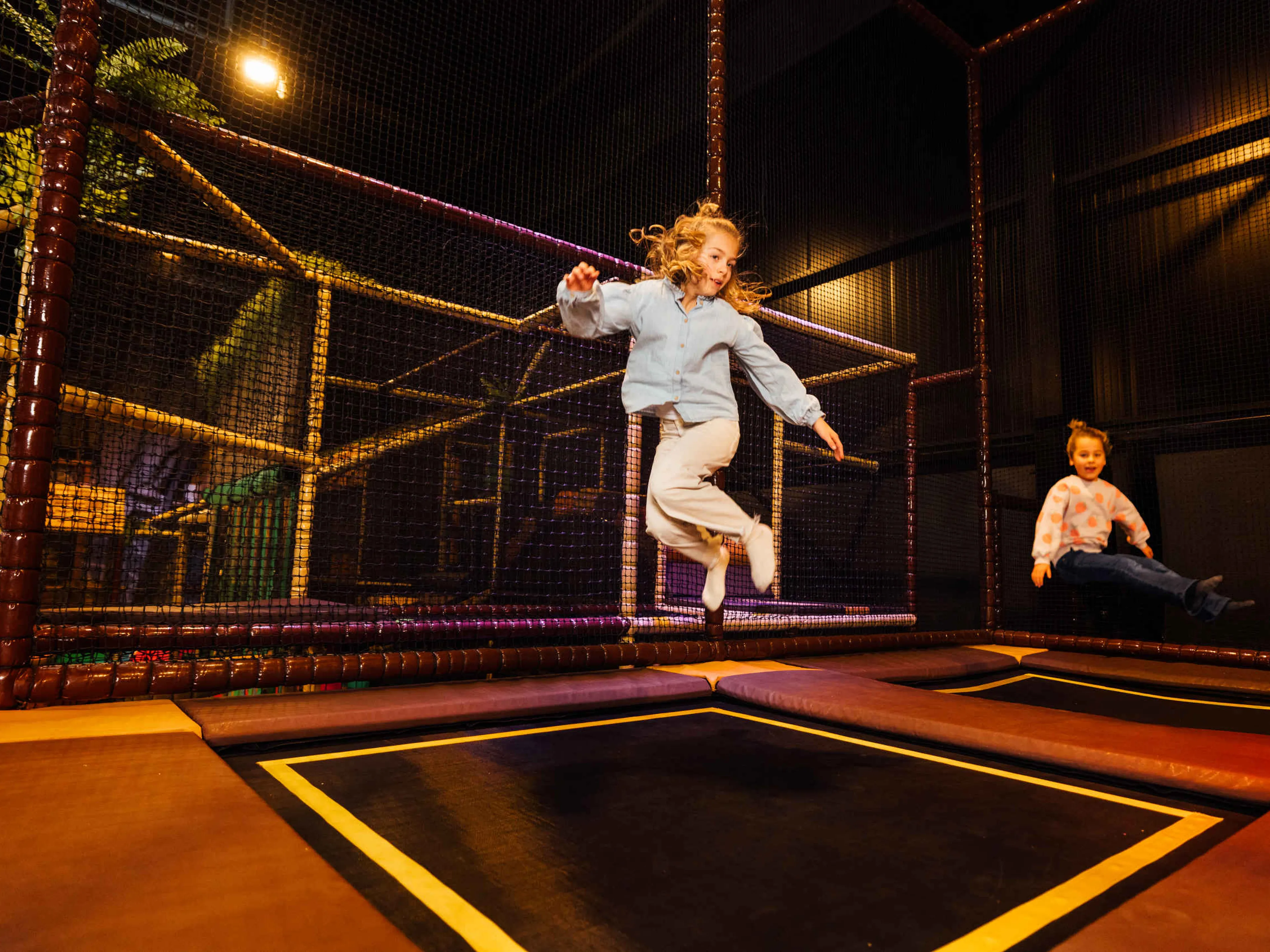 Kinderen op de trampoline bij Speelland Indoor Beekse Bergen
