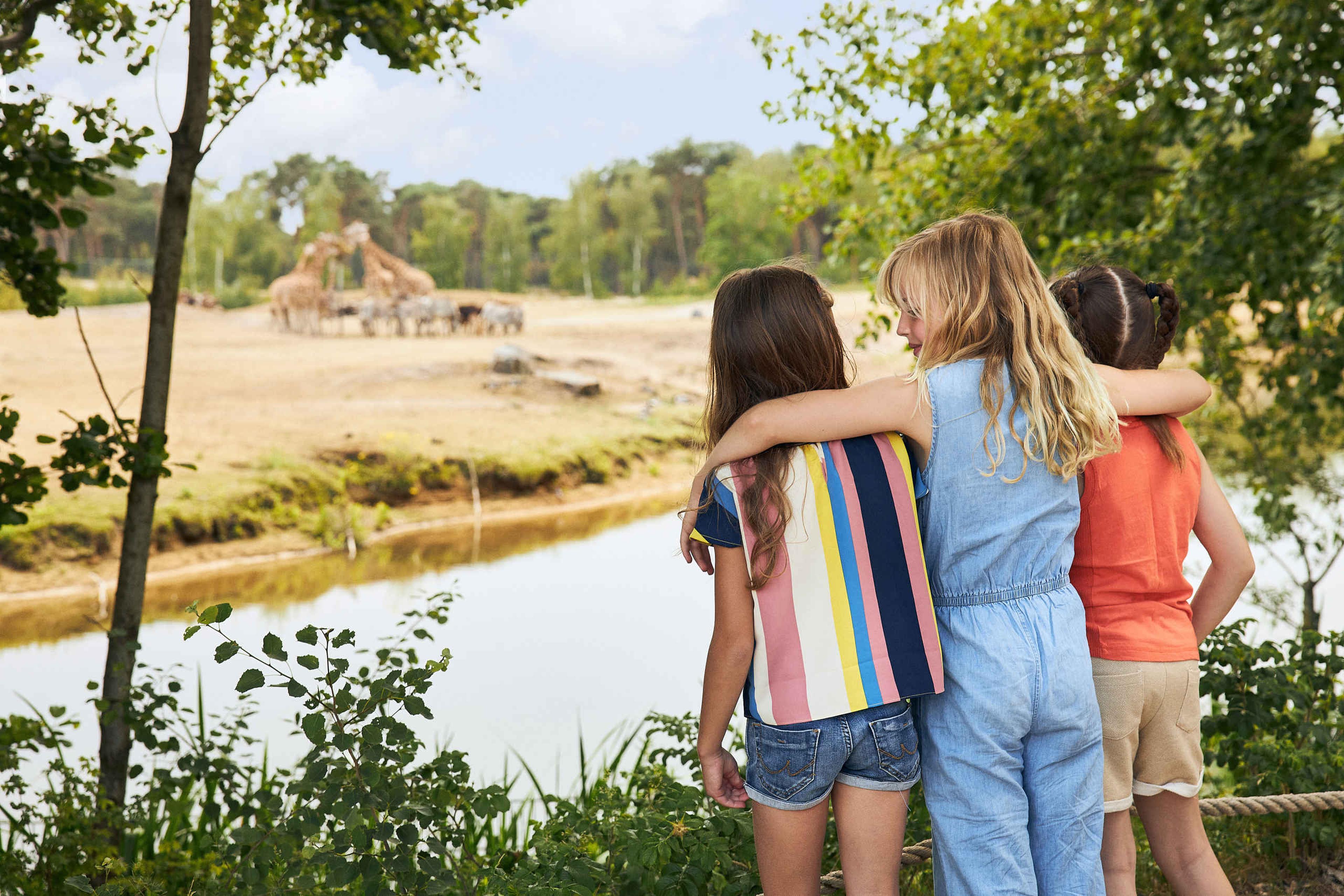 Giraf wandelsafari kinderfeestje meisjes in Safaripark Beekse Bergen