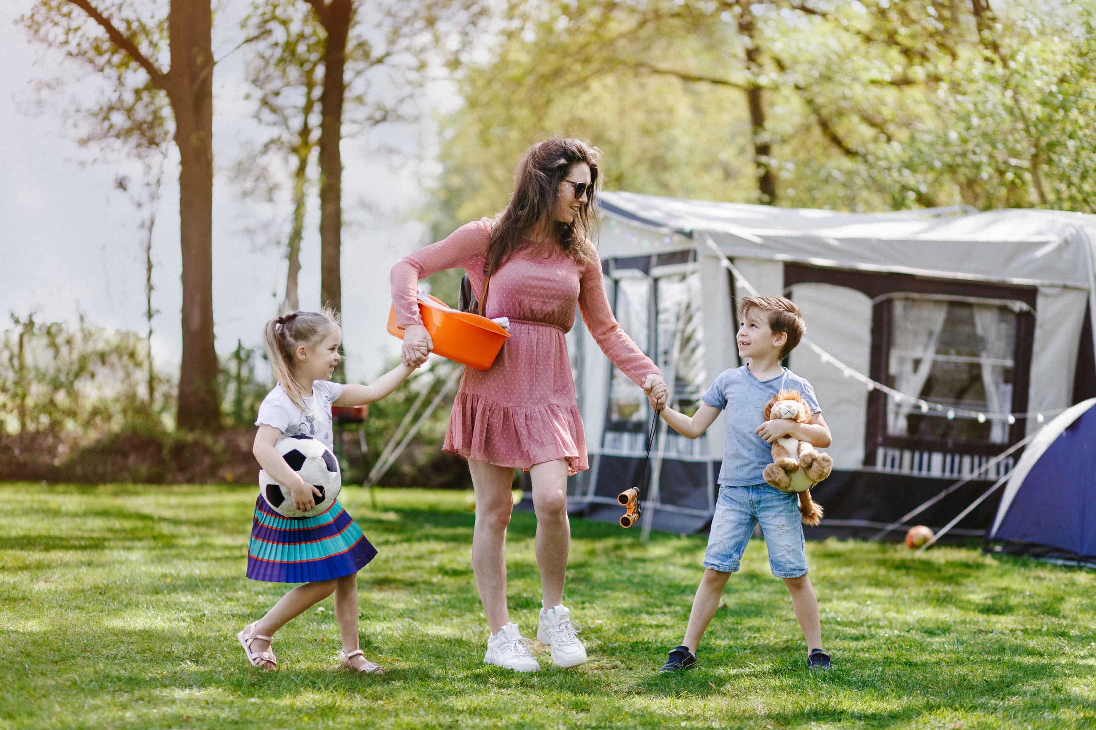 Gezin op de camping van Lake Resort Beekse Bergen