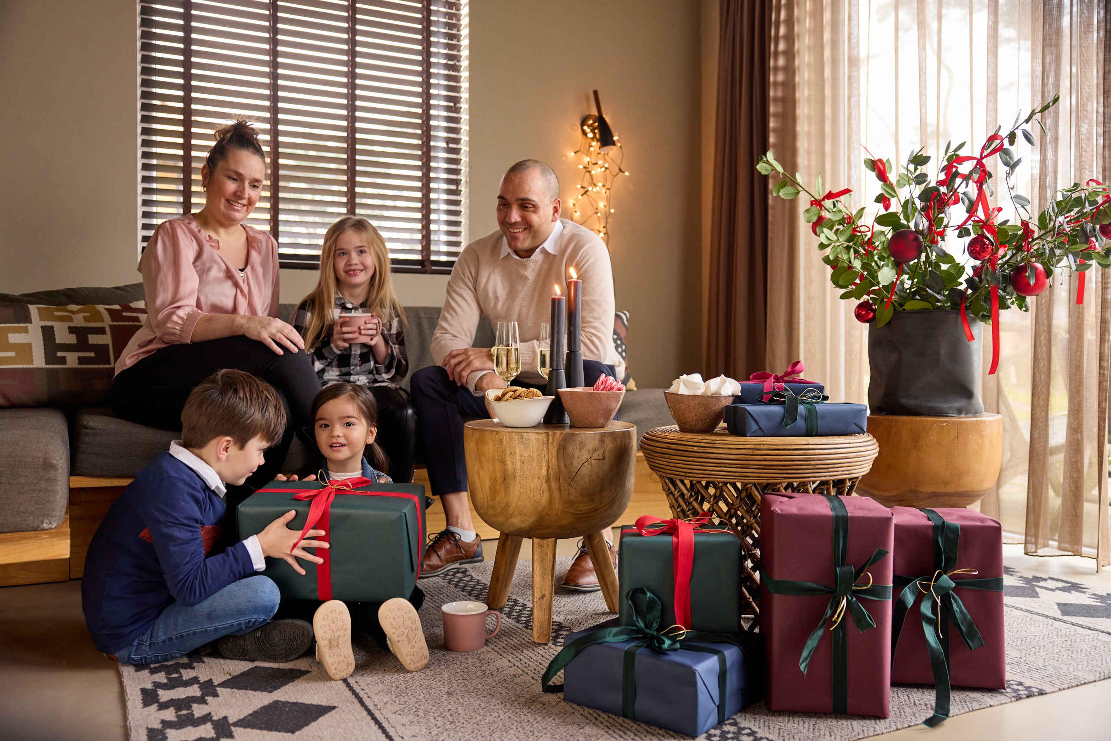 Gezin tijdens de kerstvakantie in een lodge op Safari Resort Beekse Bergen