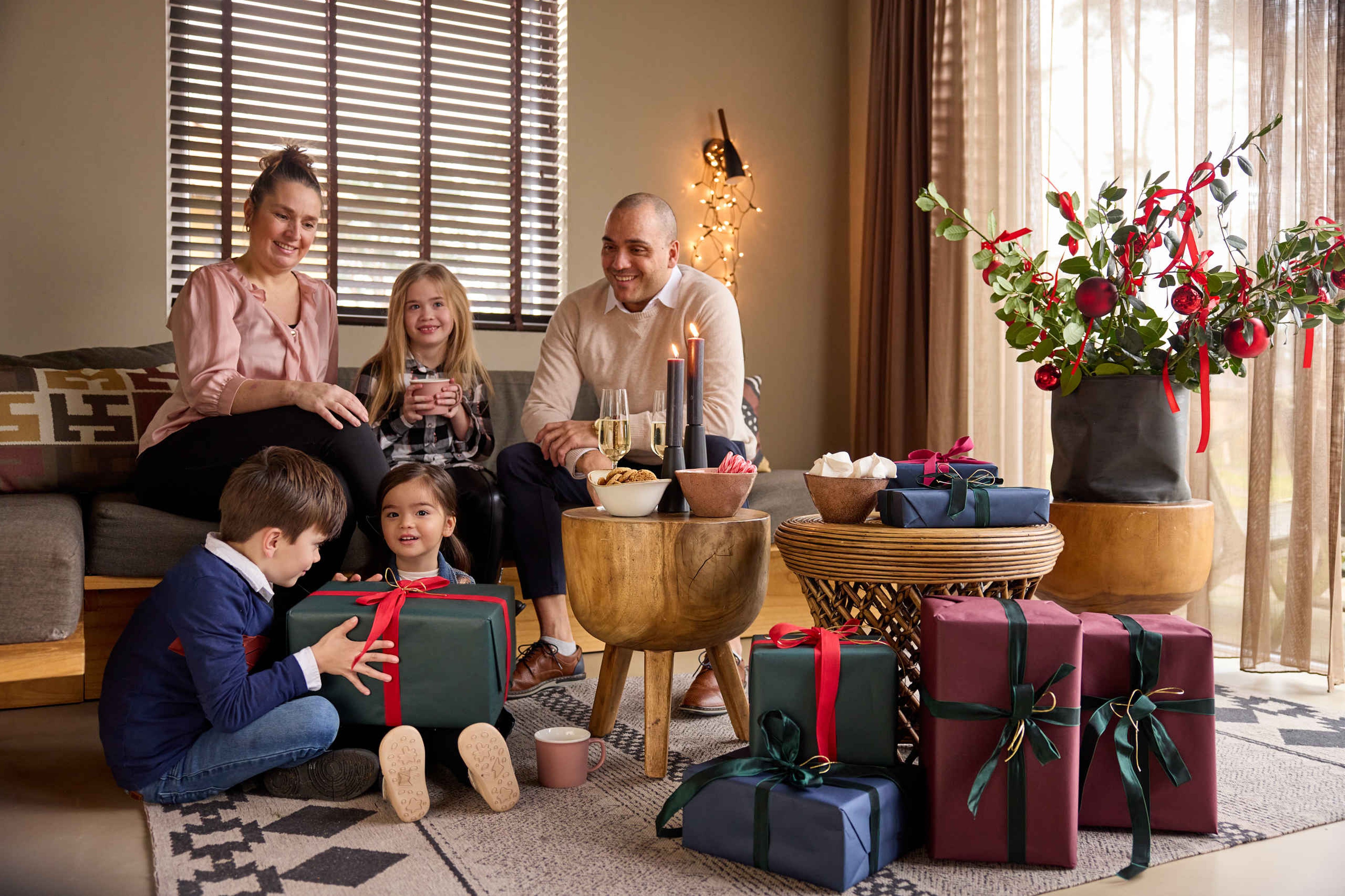 Gezin tijdens de kerstvakantie in een lodge op Safari Resort Beekse Bergen