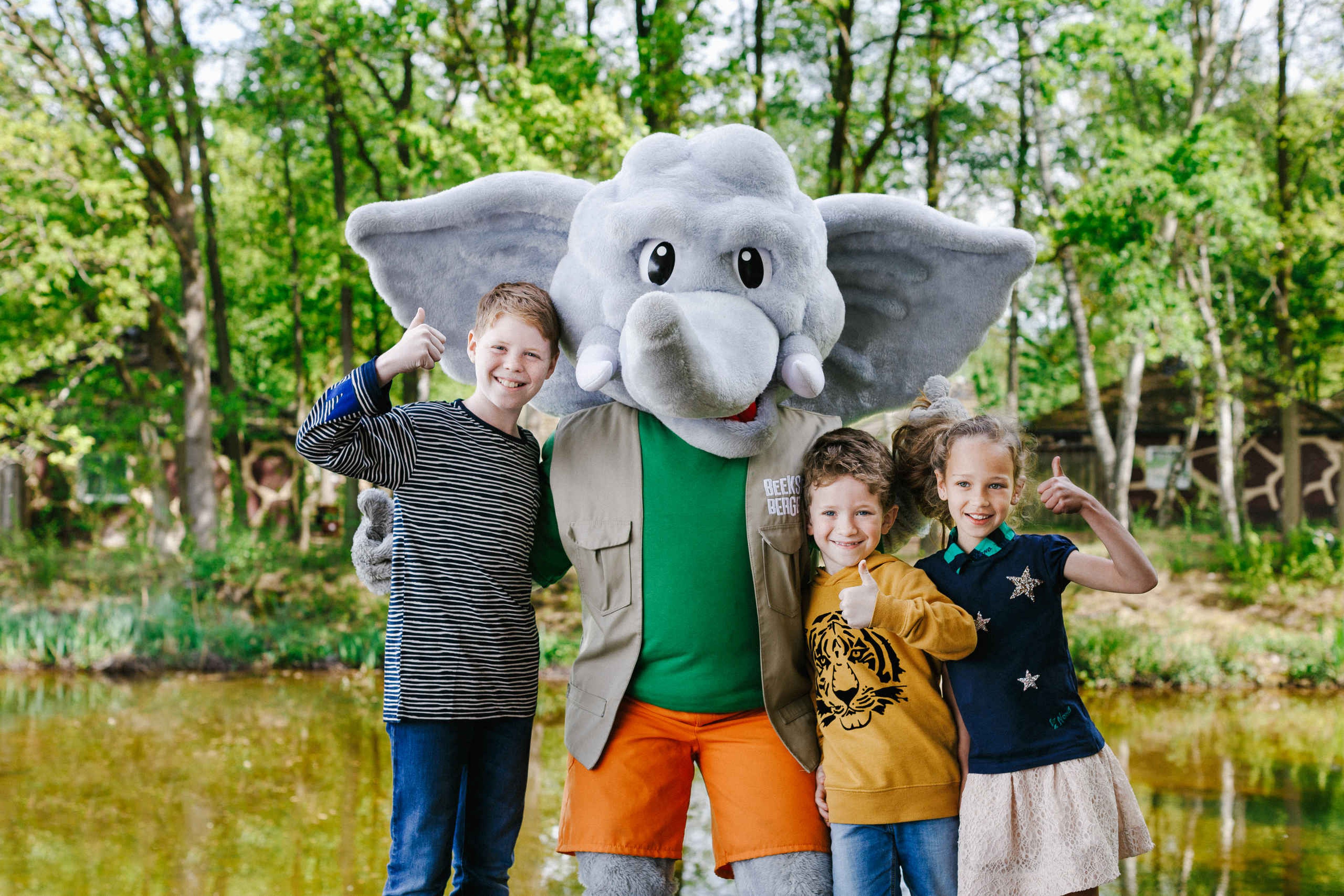 In de zomer animatie Djambo met kinderen duim omhoog Beekse BergenIn de zomer animatie Djambo met kinderen duim omhoog Beekse Bergen