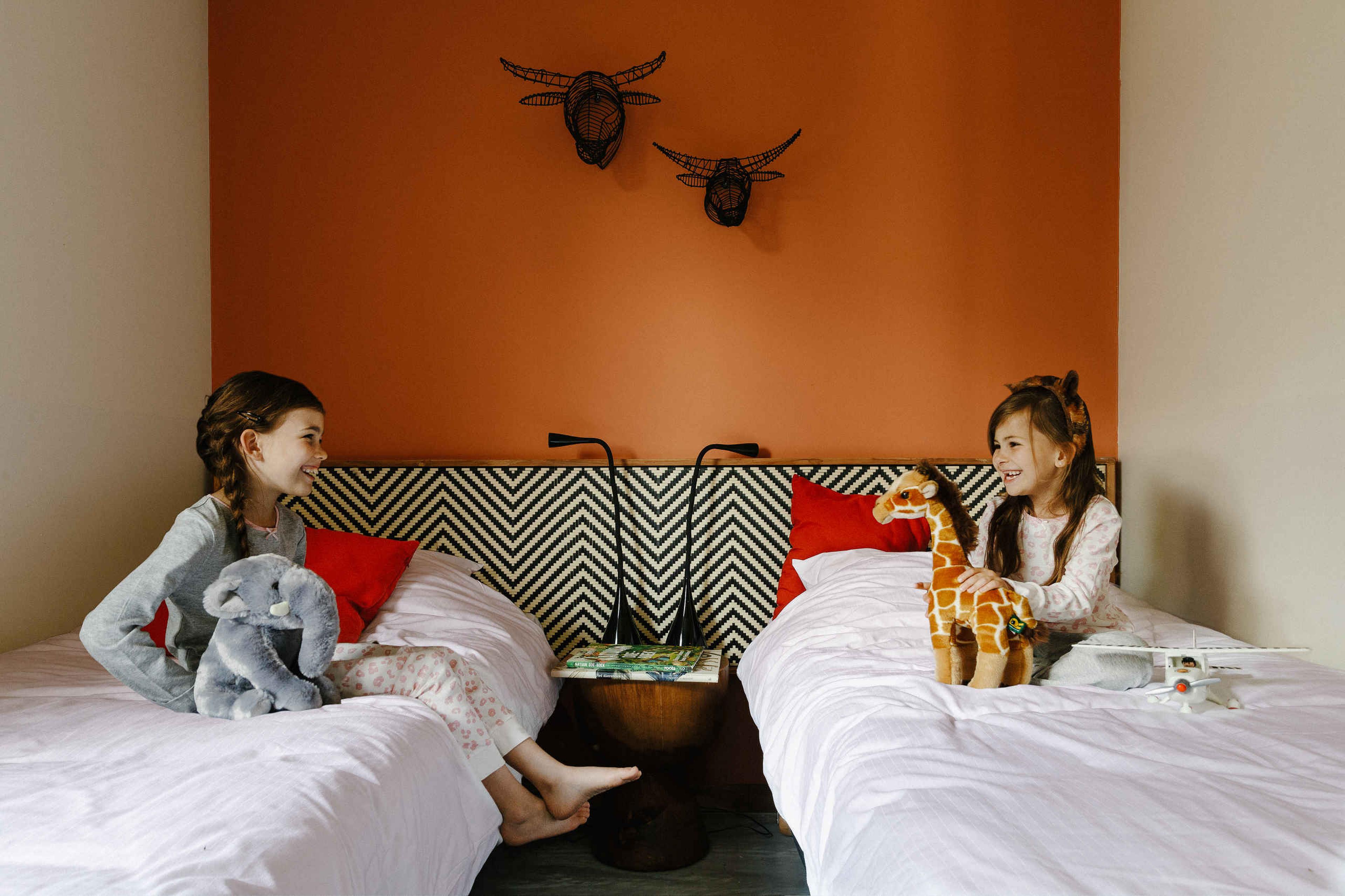 Lodge slaapkamer met kinderen met knuffel op Safari Resort Beekse Bergen