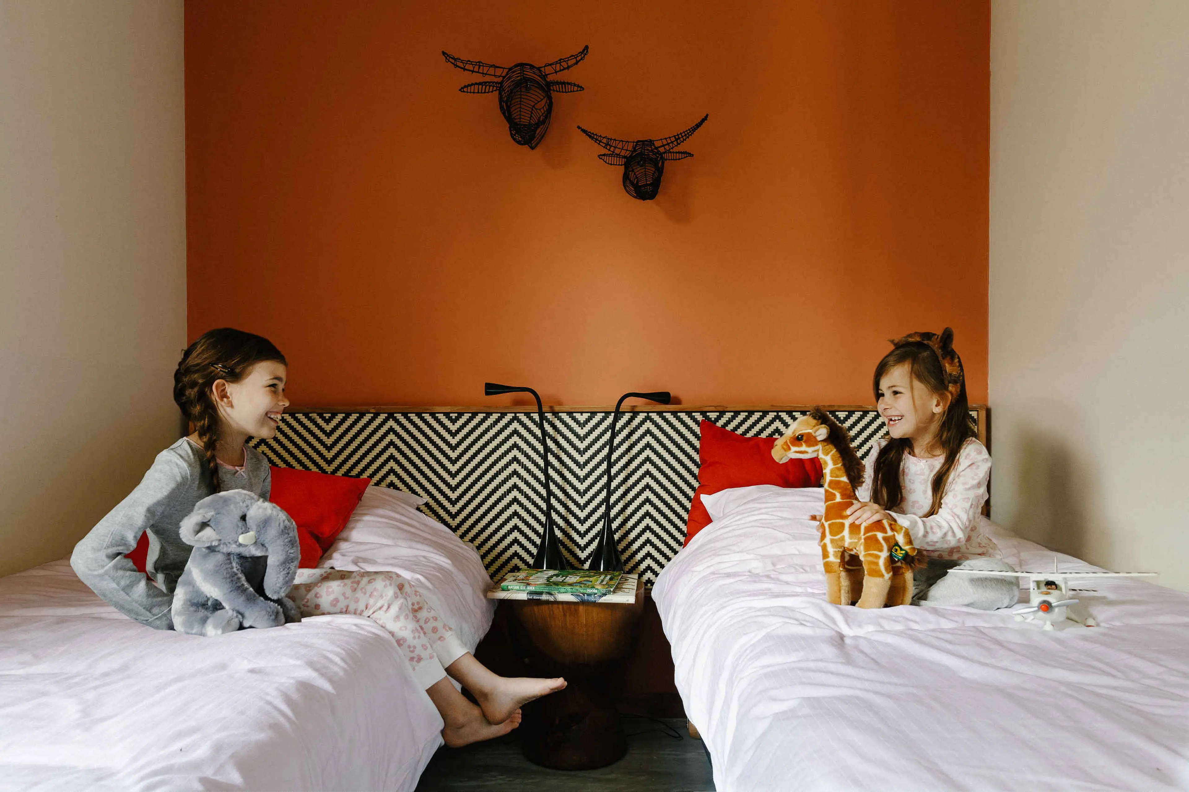 Lodge slaapkamer met kinderen met knuffel op Safari Resort Beekse Bergen