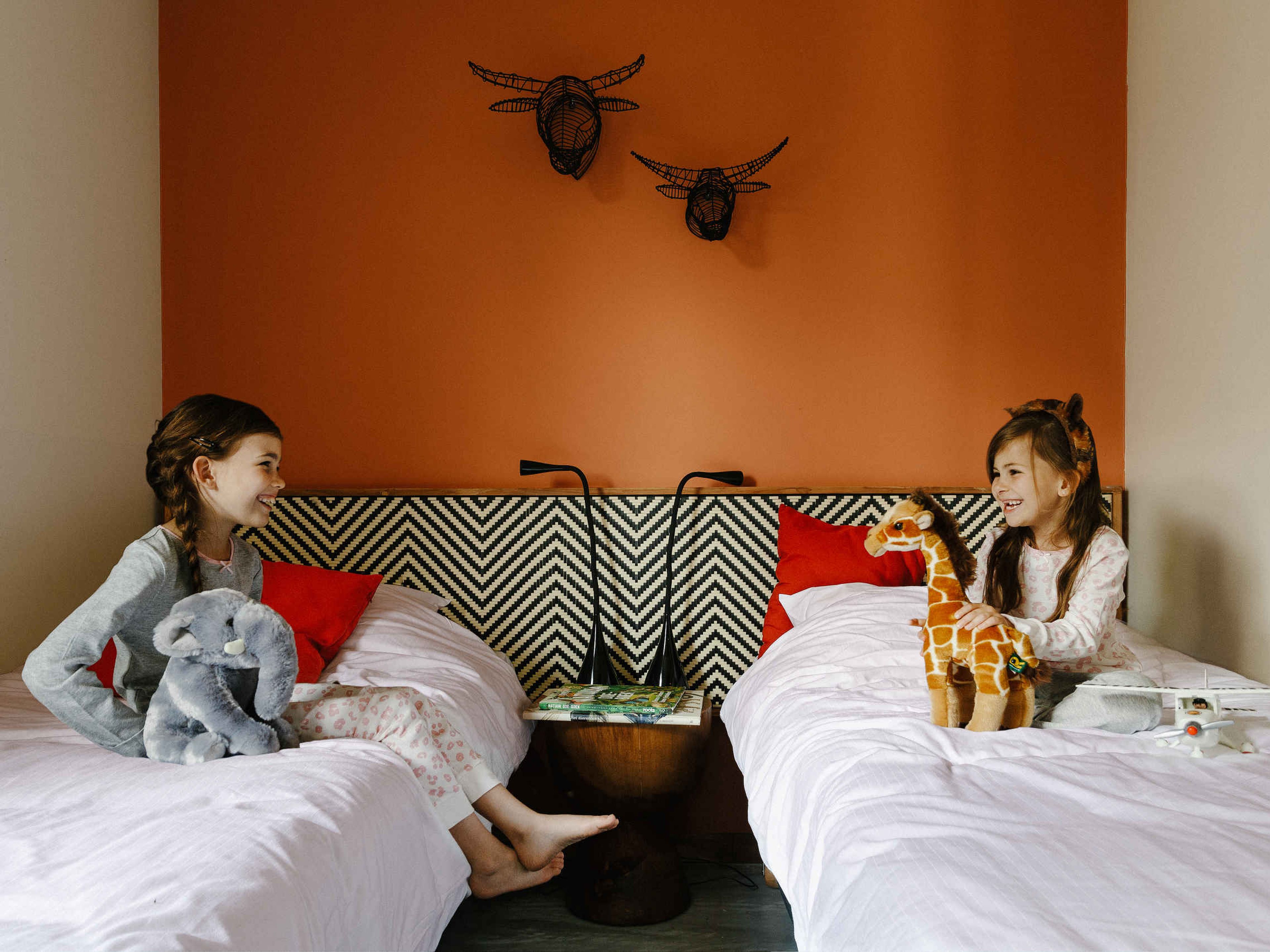 Lodge slaapkamer met kinderen met knuffel op Safari Resort Beekse Bergen
