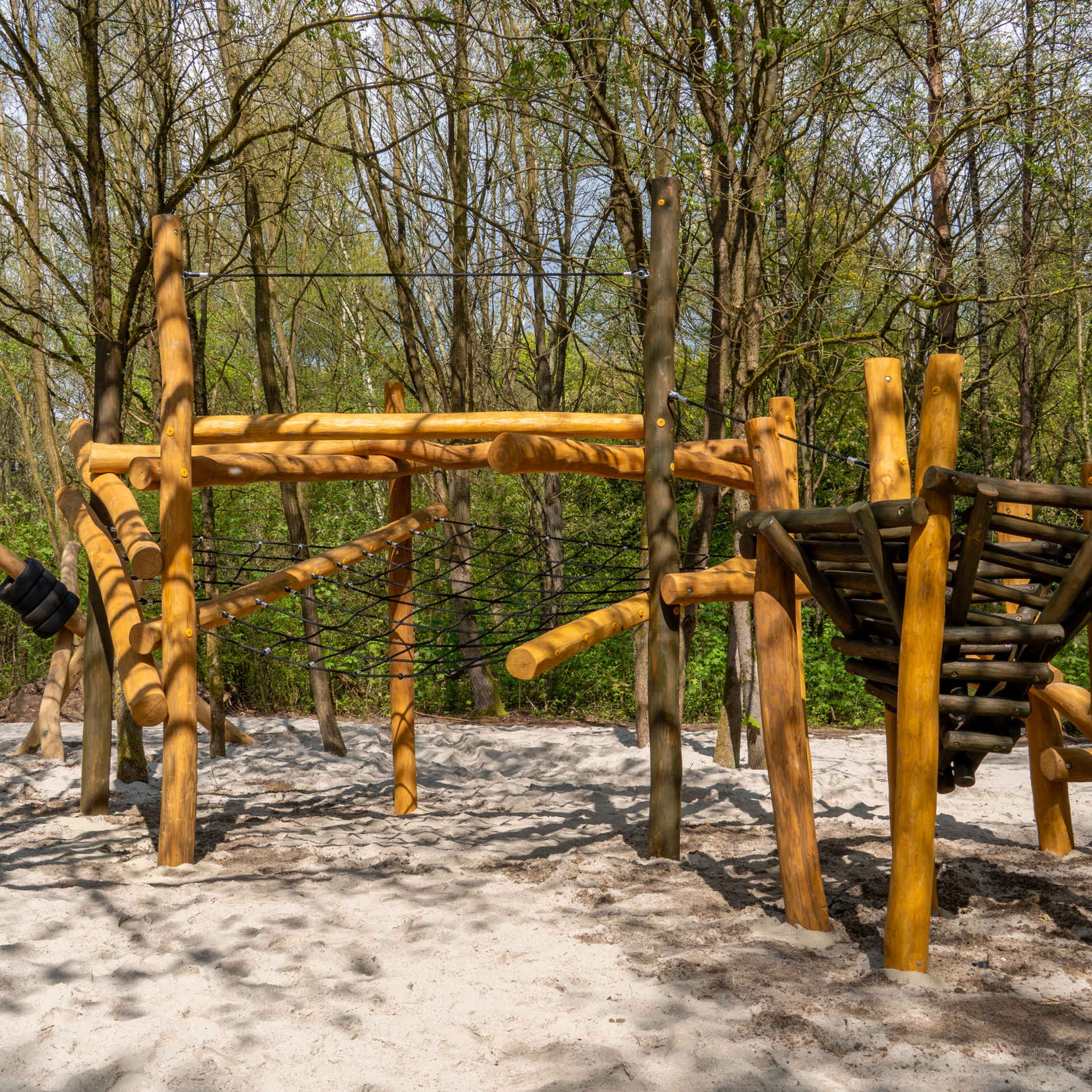 De twee speeltoestellen in de speeltuin bij de Speeltoren in Klimrijk Brabant