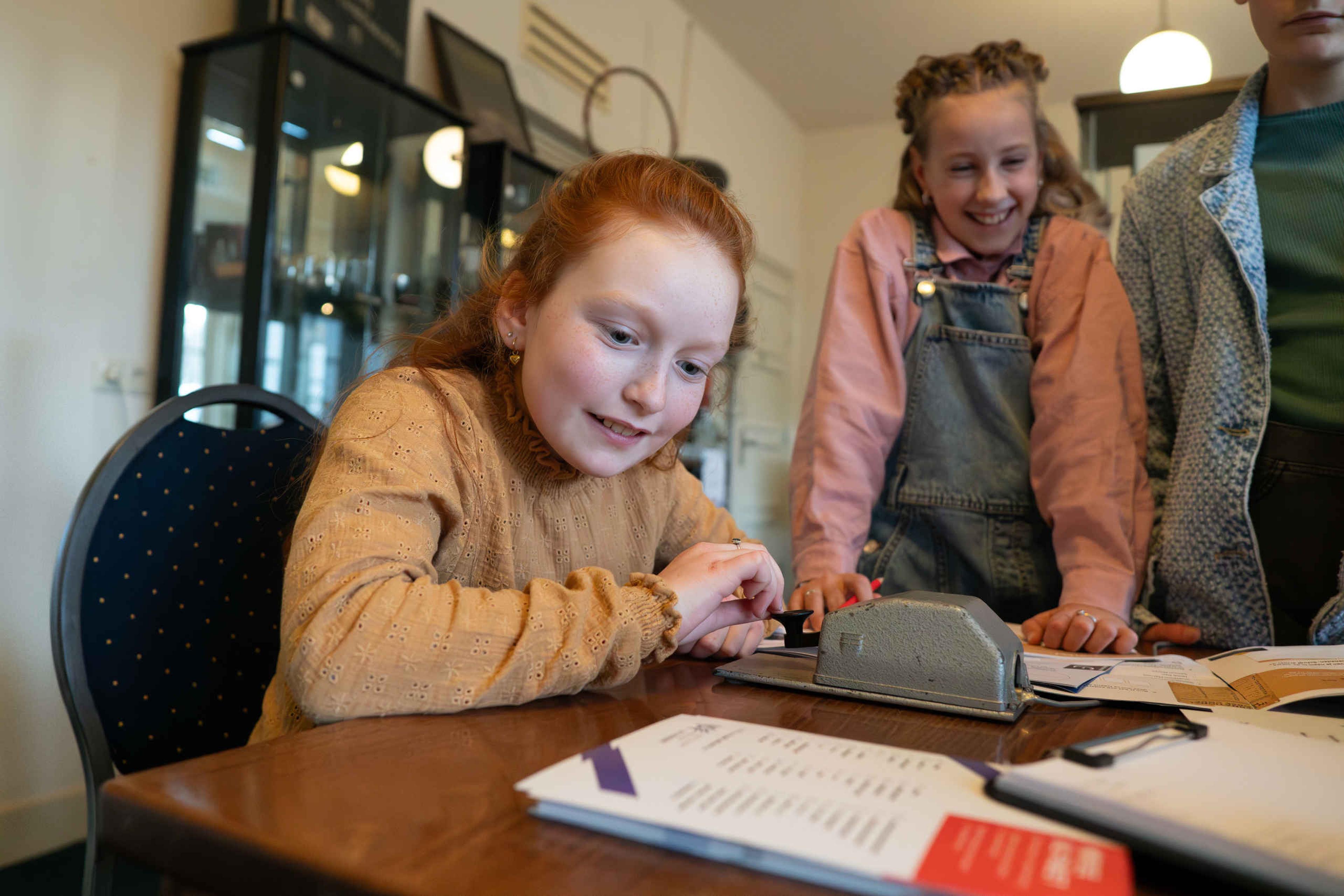 Een kind oefent morsecode in de radiokamer van Luchtvaartmuseum Aviodrome