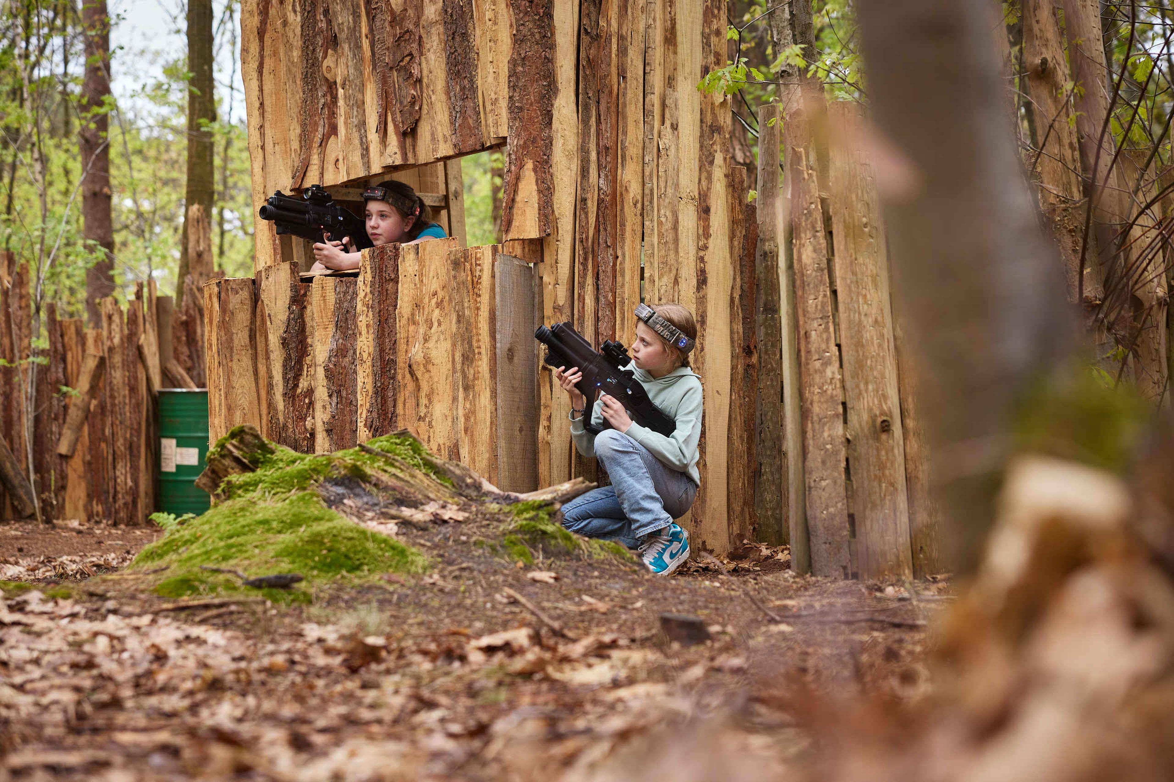 Klimrijk outdoor lasergamen meiden verstopt