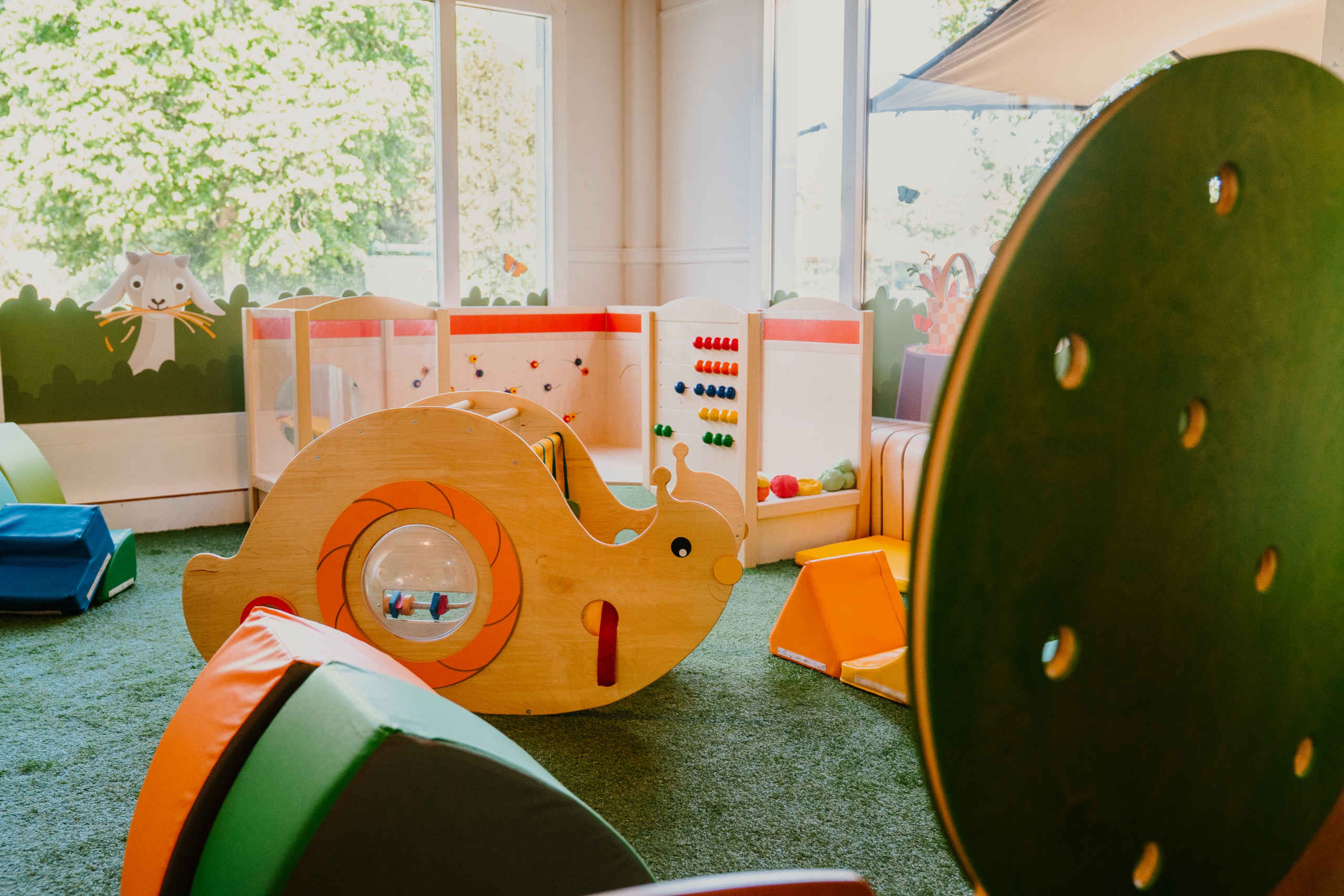 De dreumes- en peuterhoek in de binnenspeeltuin bij Vakantiepark Dierenbos.