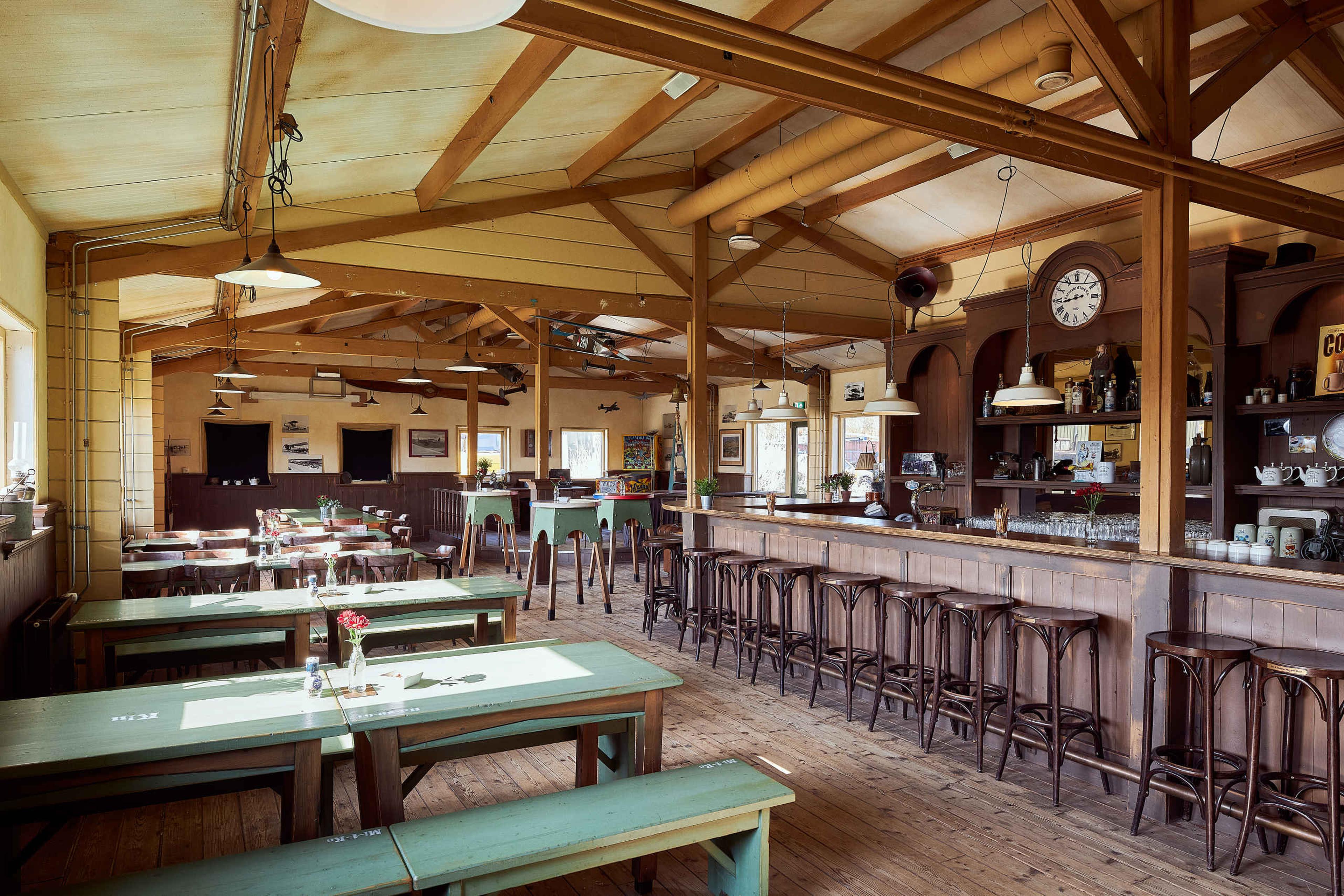 Een overzicht van de officiersmess van Aviodrome