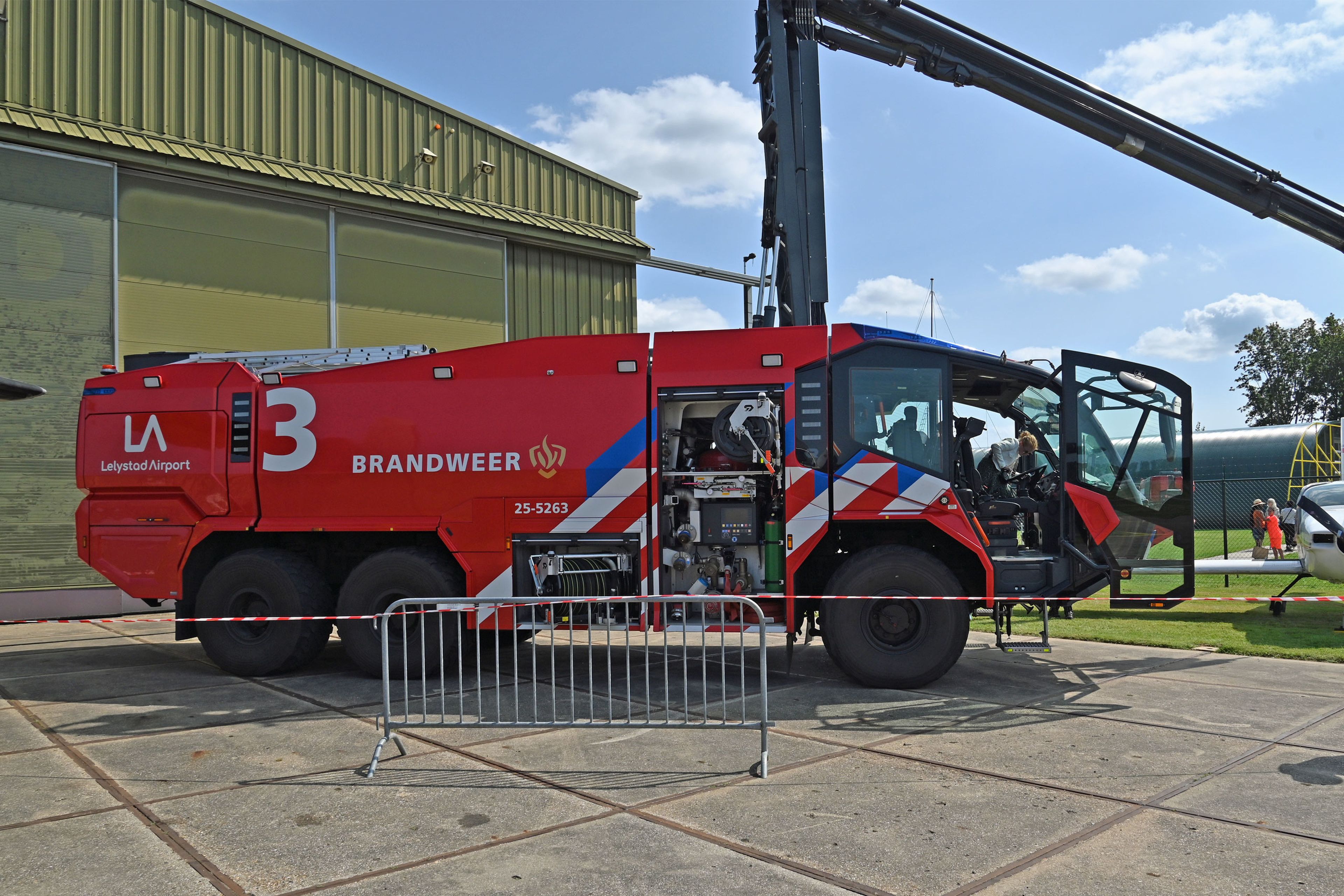 Een brandweerwagen tijdens de Fly-in: Rescue Heroes bij Luchtvaartmuseum Aviodrome