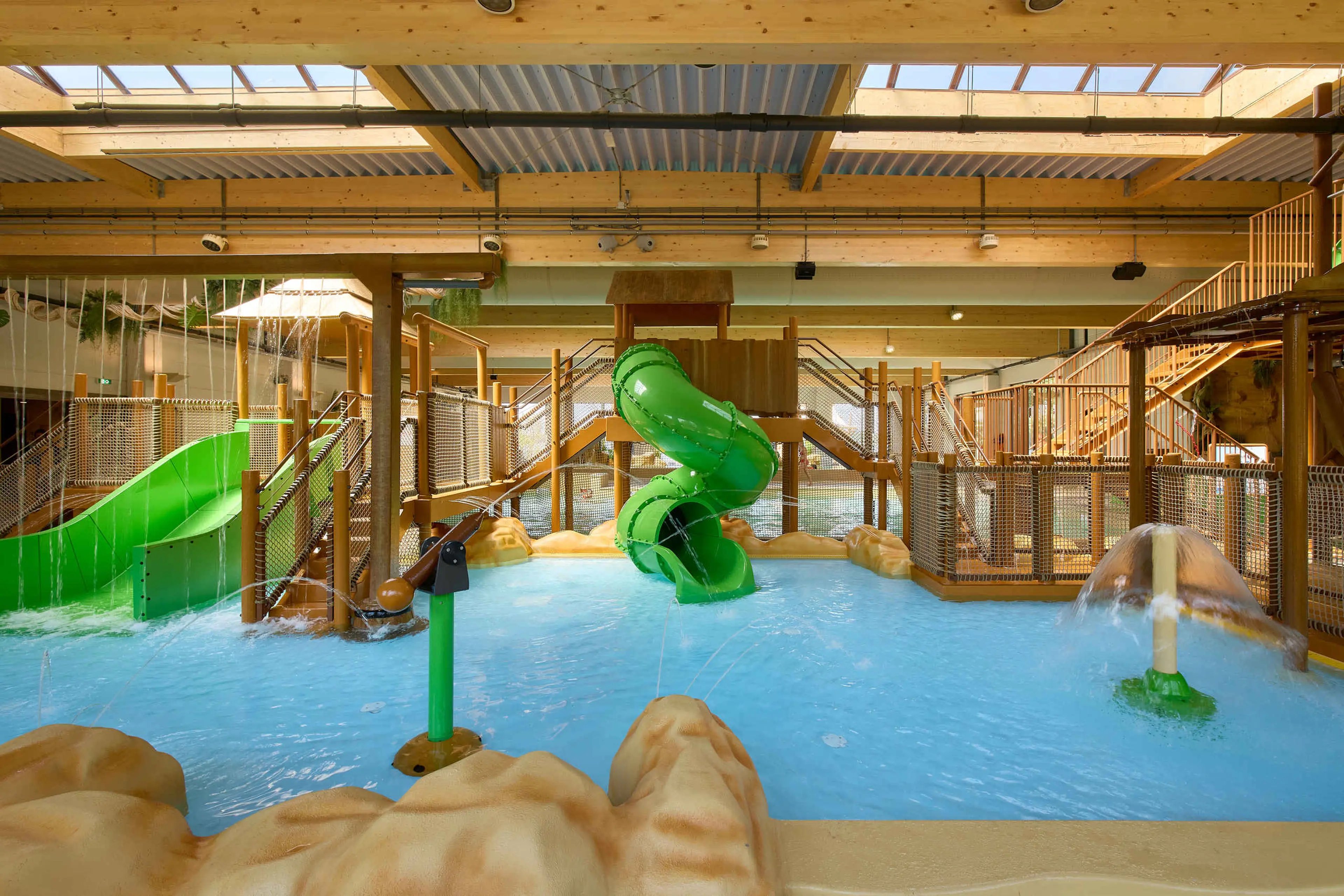 Glijbaan en peueterbad bij zwembad Etsi Pool in Lake Resort Beekse Bergen