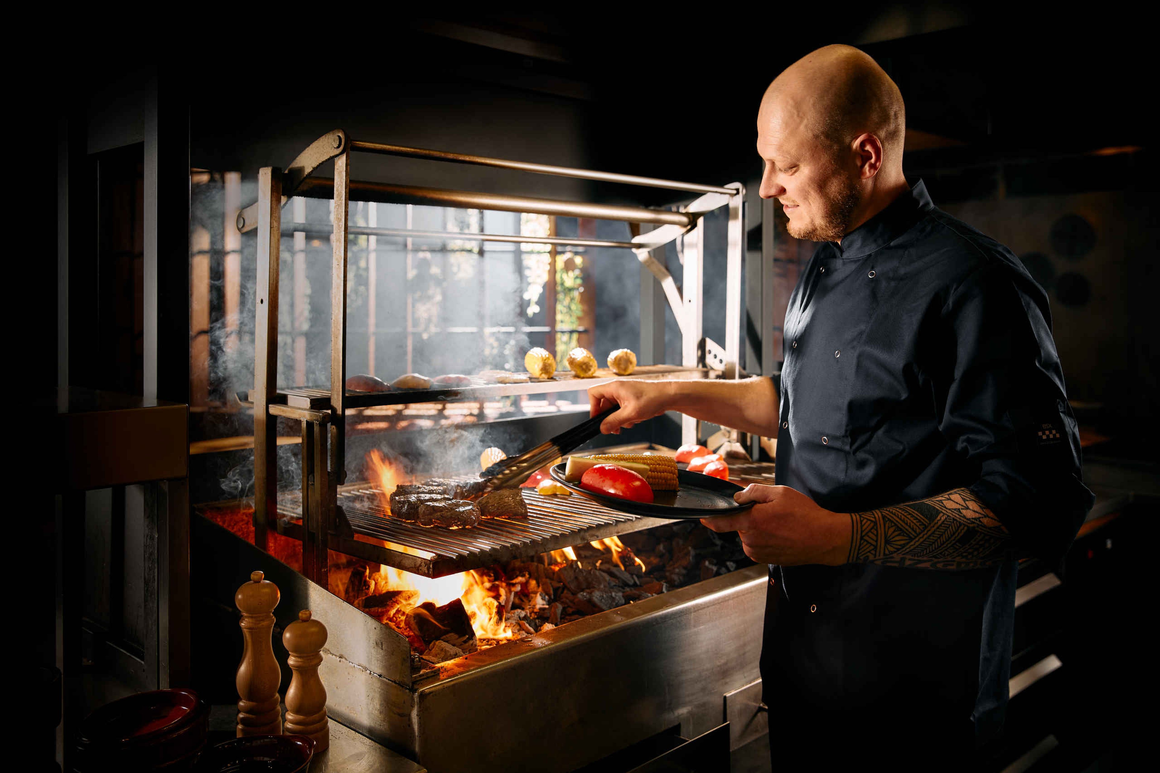 Chefkok aan het grillen in restaurant Moto in Safari Resort Beekse Bergen