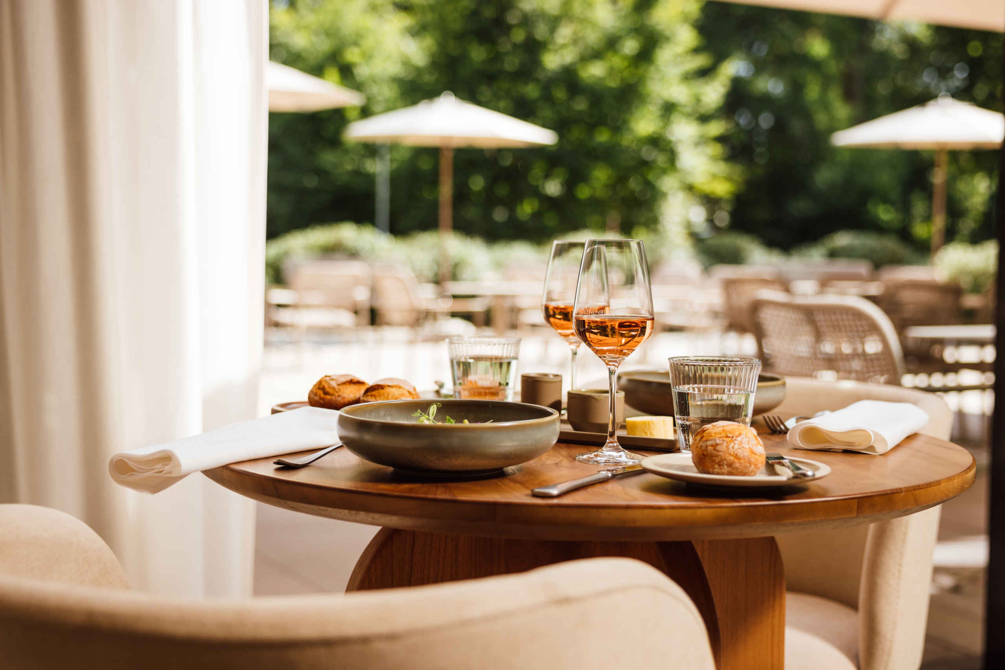 Tafelsetting diner met uitzicht op terras bij Orangerie Steenenburg