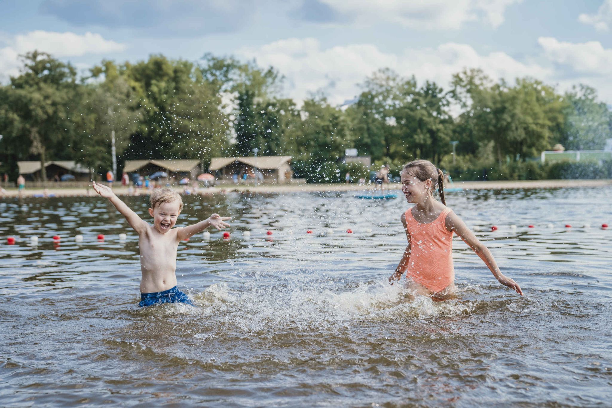 Een jongen en een meisje spelen in de zwemvijver bij Vakantiepark Dierenbos